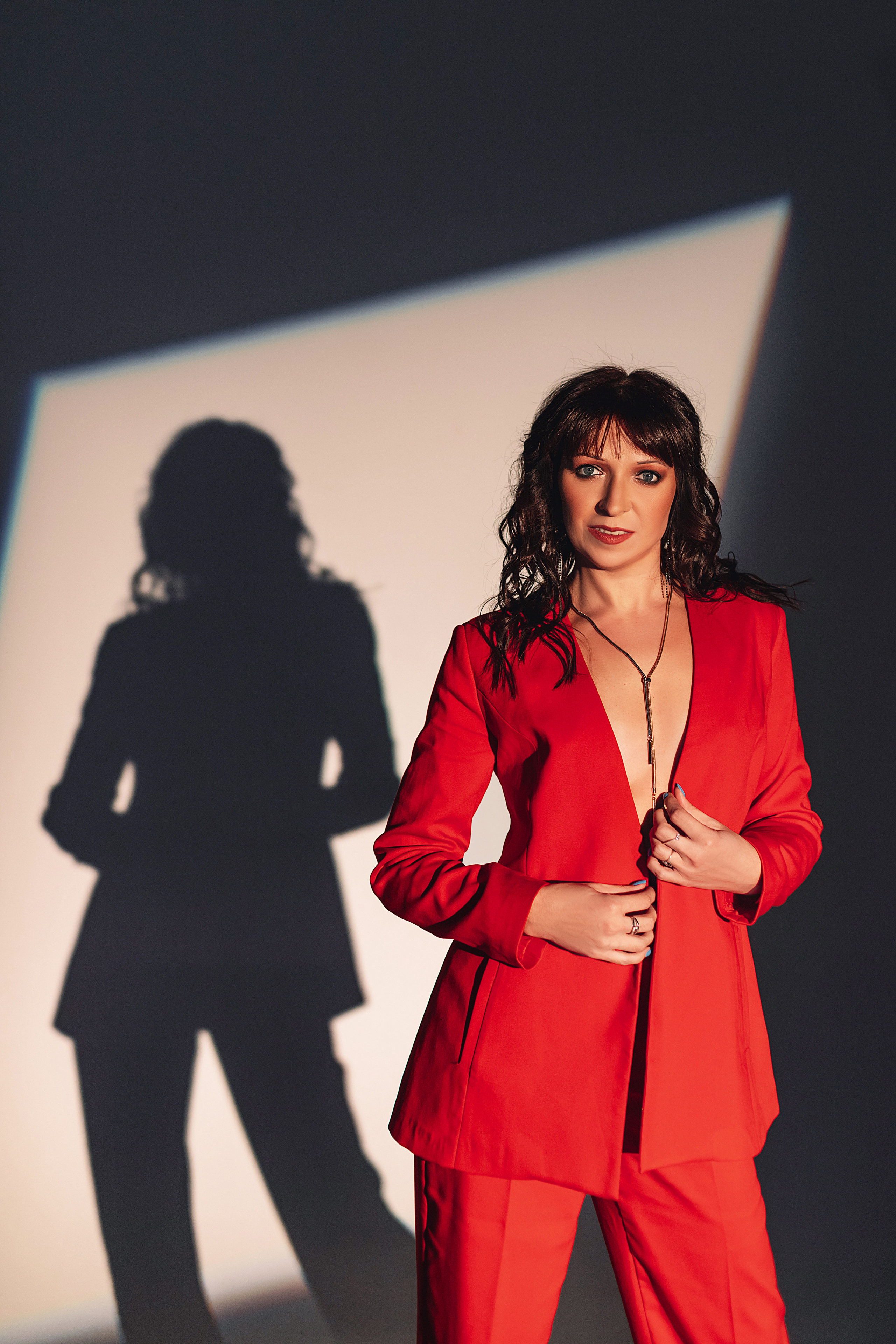 Модельная съёмка, игра со светом, фотостудии, красивая тень, образ деловой женщины.