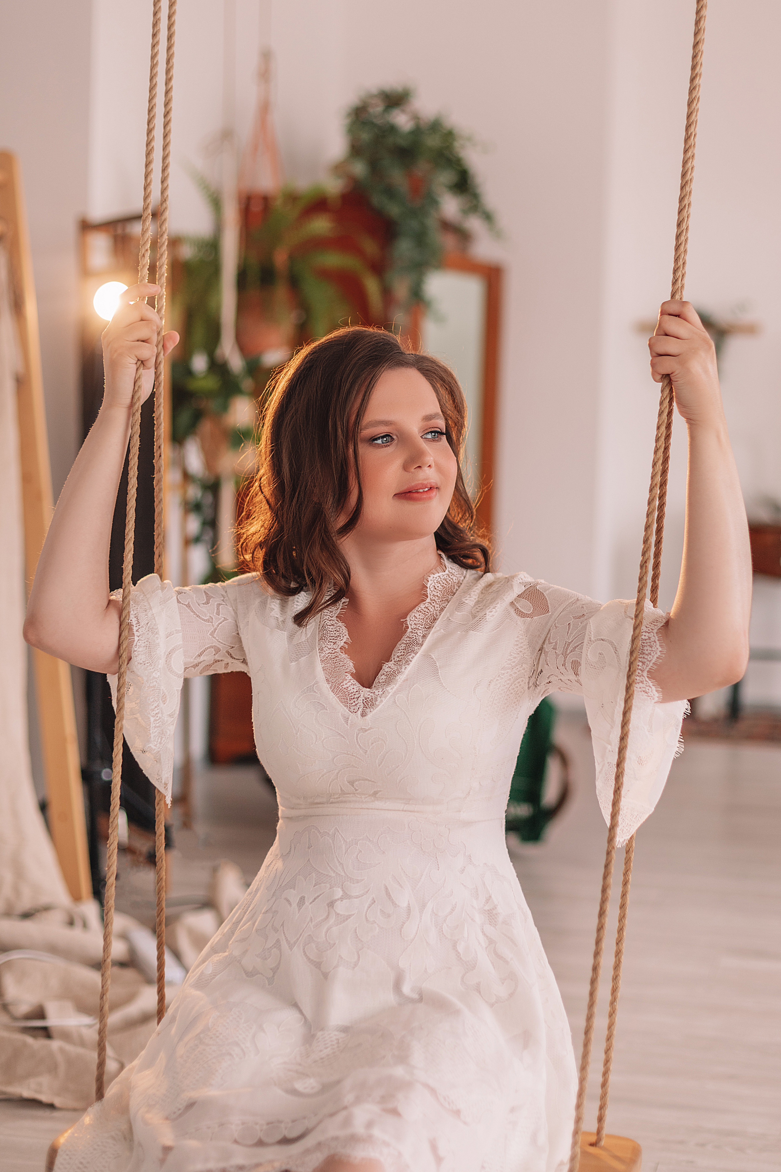 Индивидуальная съёмка, светлая студия, красивый нежный образ, фотостудии с качелями.