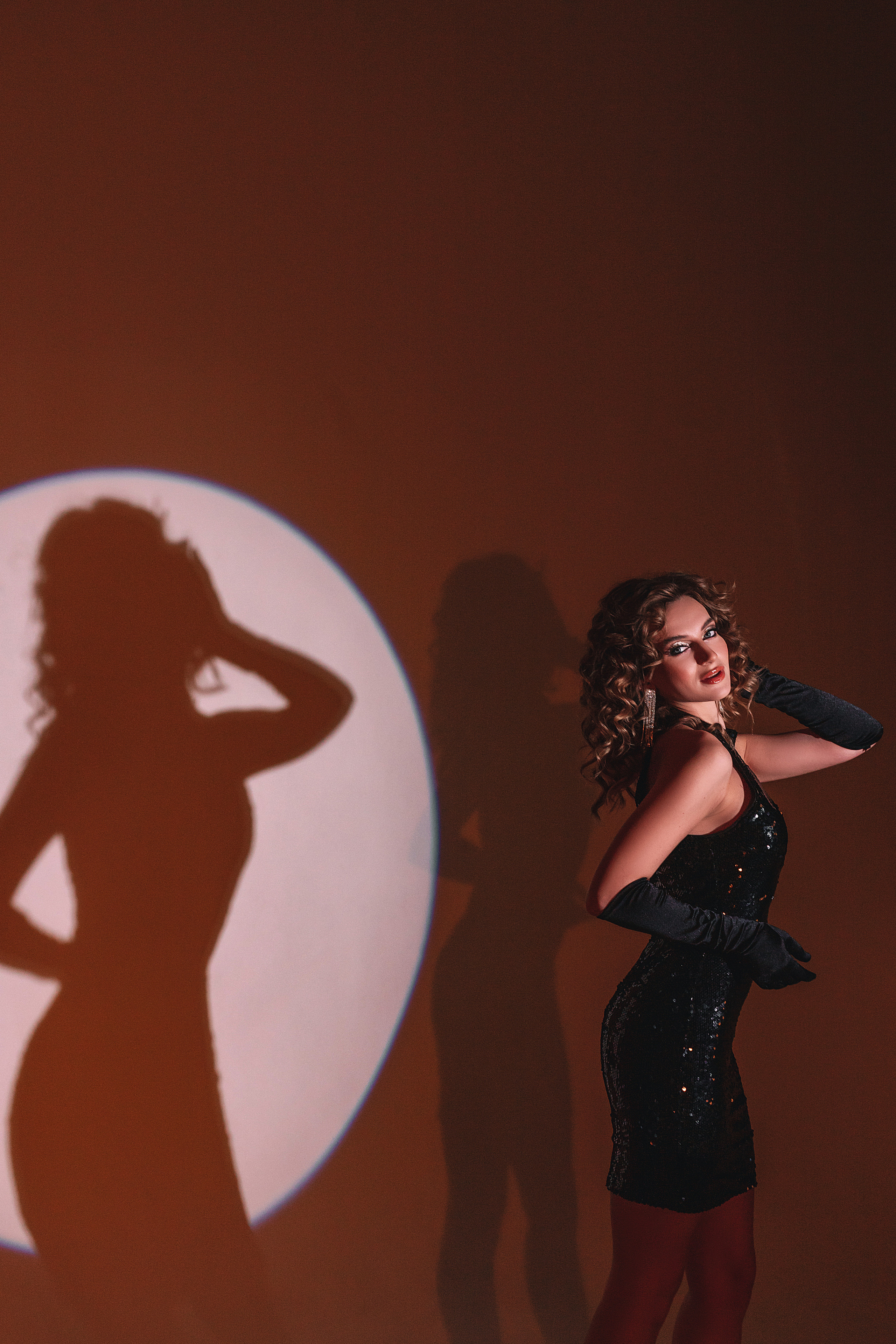 Модельная съёмка, игра со светом, фотостудии, красивая тень, круг света.