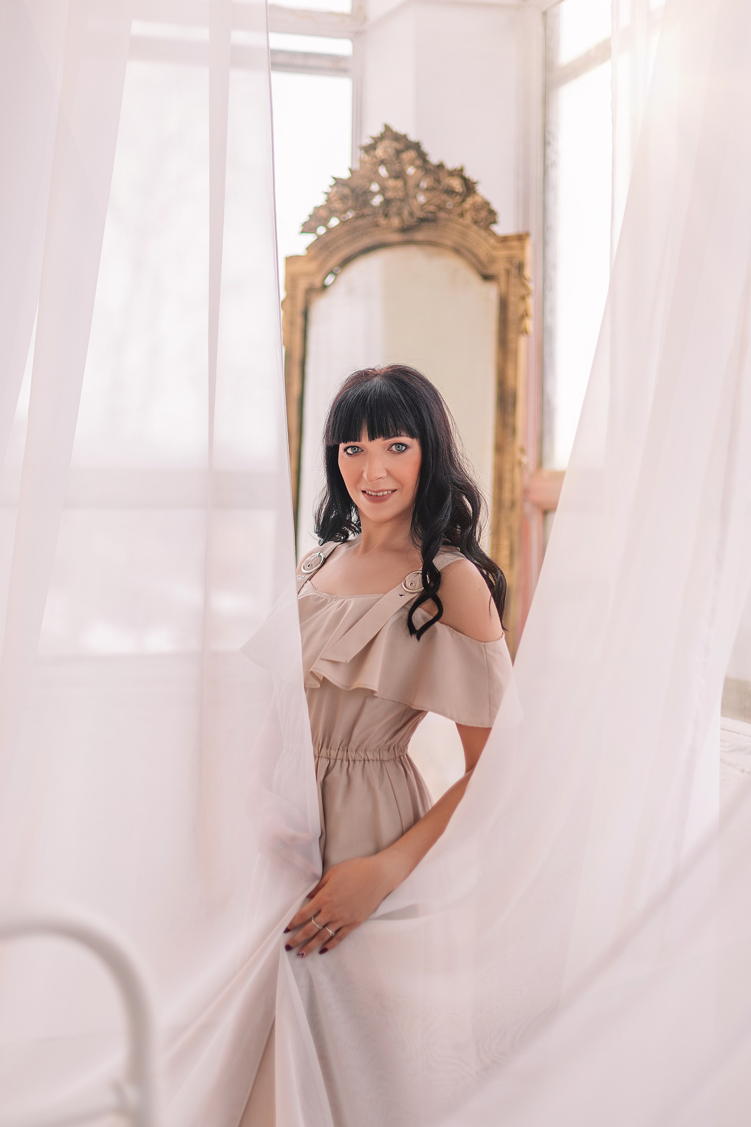 Индивидуальная съёмка, светлая студия, красивый образ в платье, нежность.