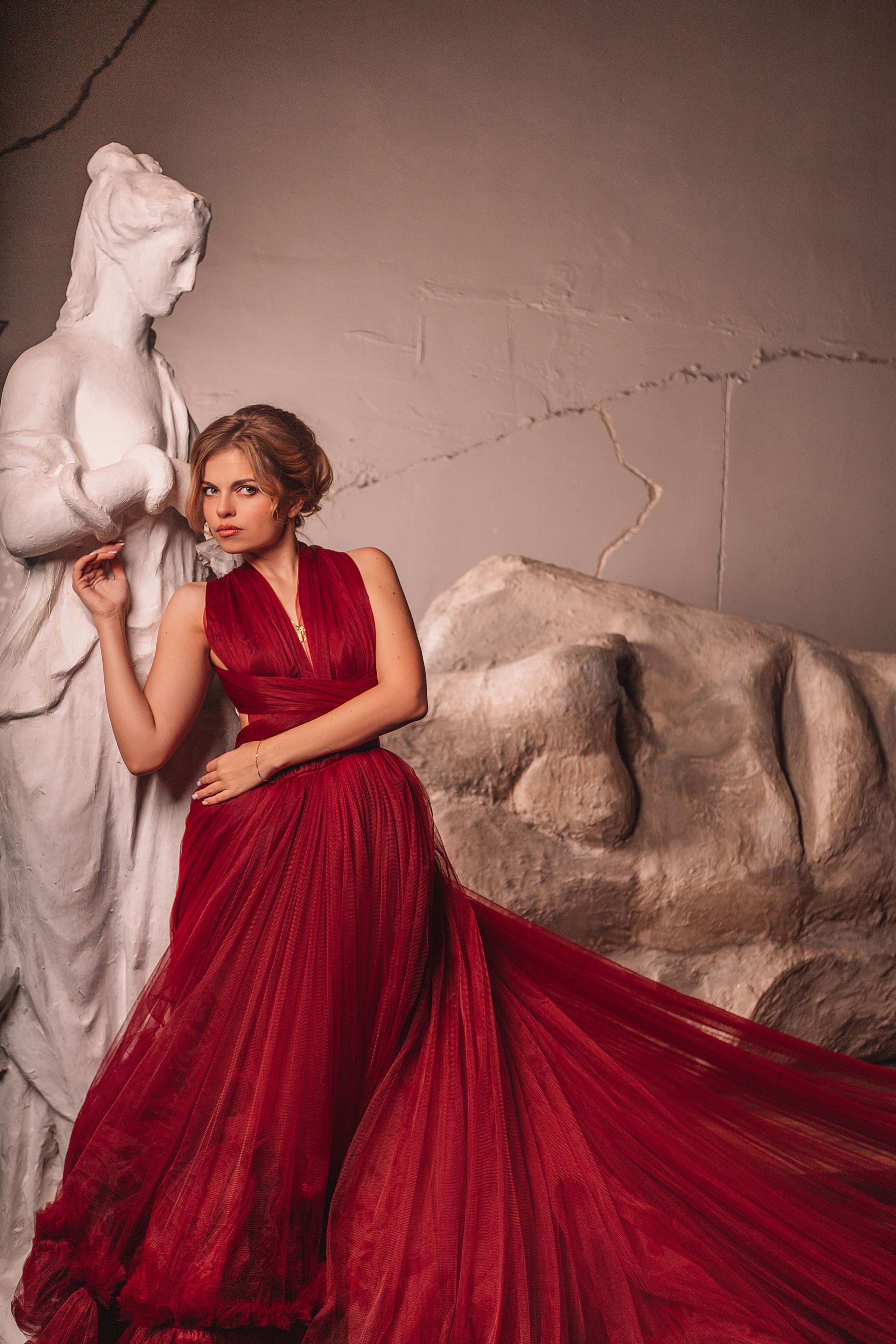 Фото со скульптурами, длинное красное платье, фотостудии.