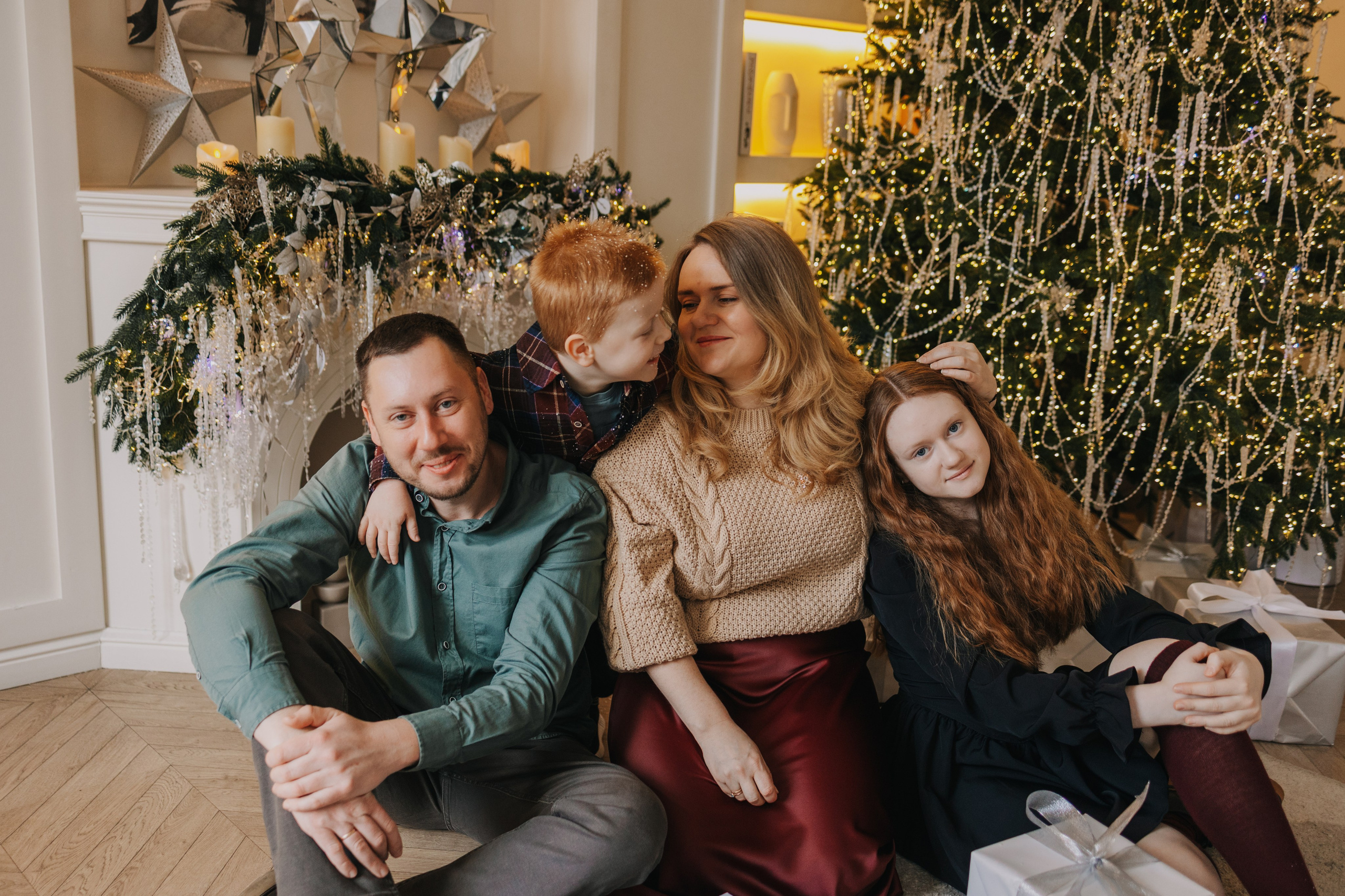 Фотография семьи в фотостудии  с елкой