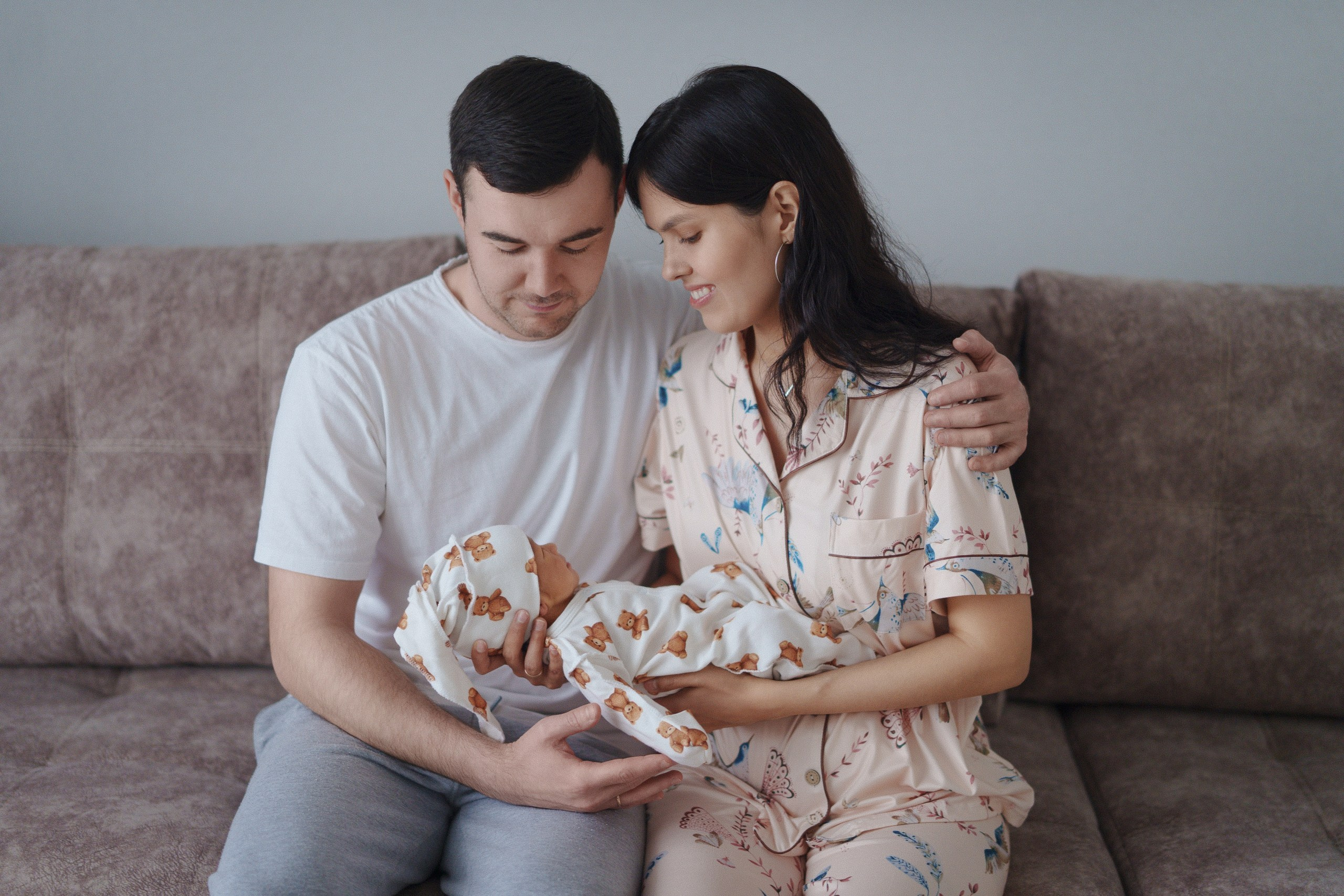 Домашняя фотосессия новорождённого — минималистично, современно, с душой