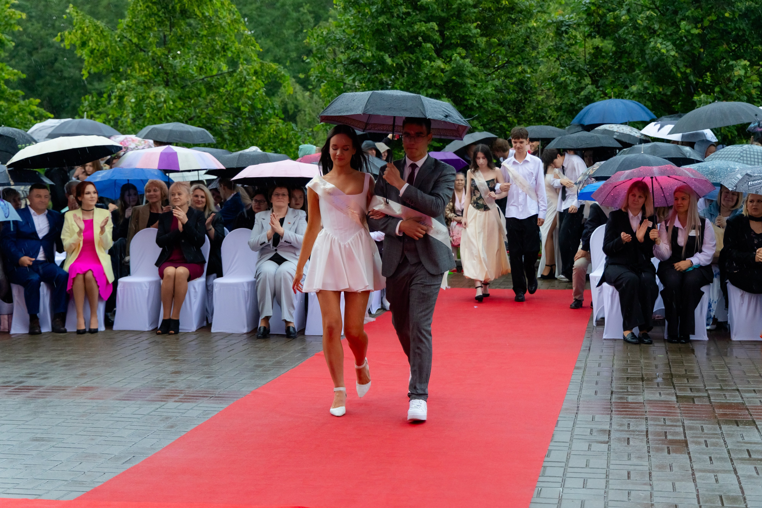 Школьный выпускной 2025 год в Минске, Беларуси. Свадебный фотограф в Минске/Беларуси Сергей Спиридонов