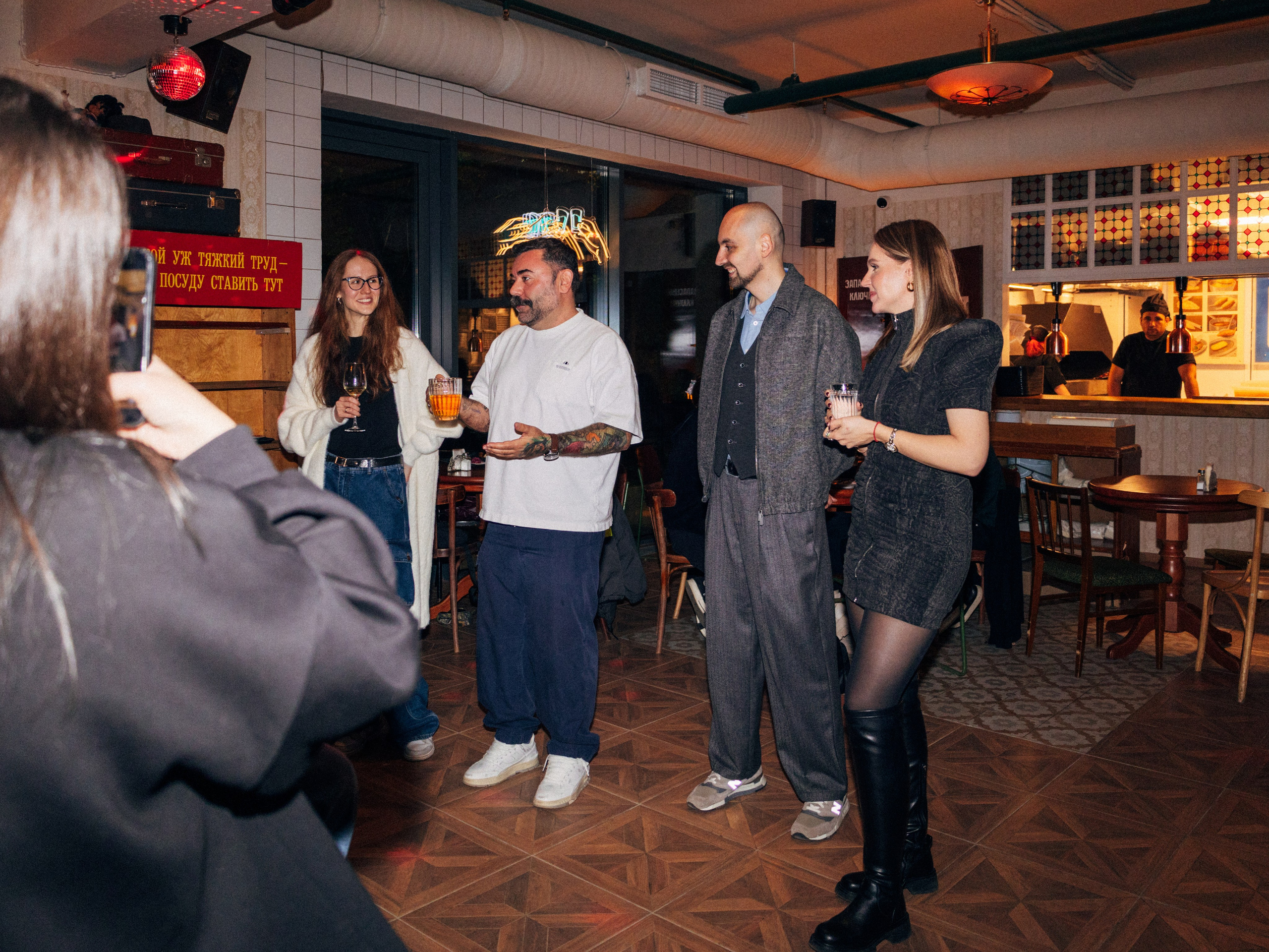 Шапка «Открой вино». Закулисная жизнь в кадре | Backstage-фотограф из Москвы — Александра Слободская