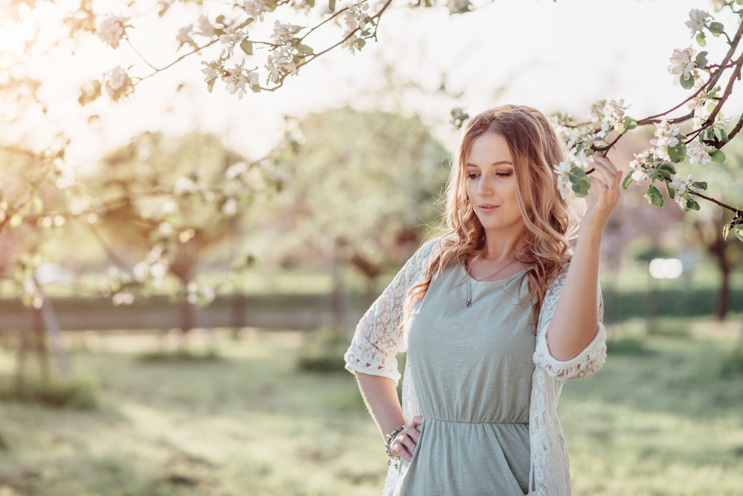 Фотосессия Love Story в яблоневом саду. Свадебный фотограф в Санкт-Петербурге Венера Ахметова
