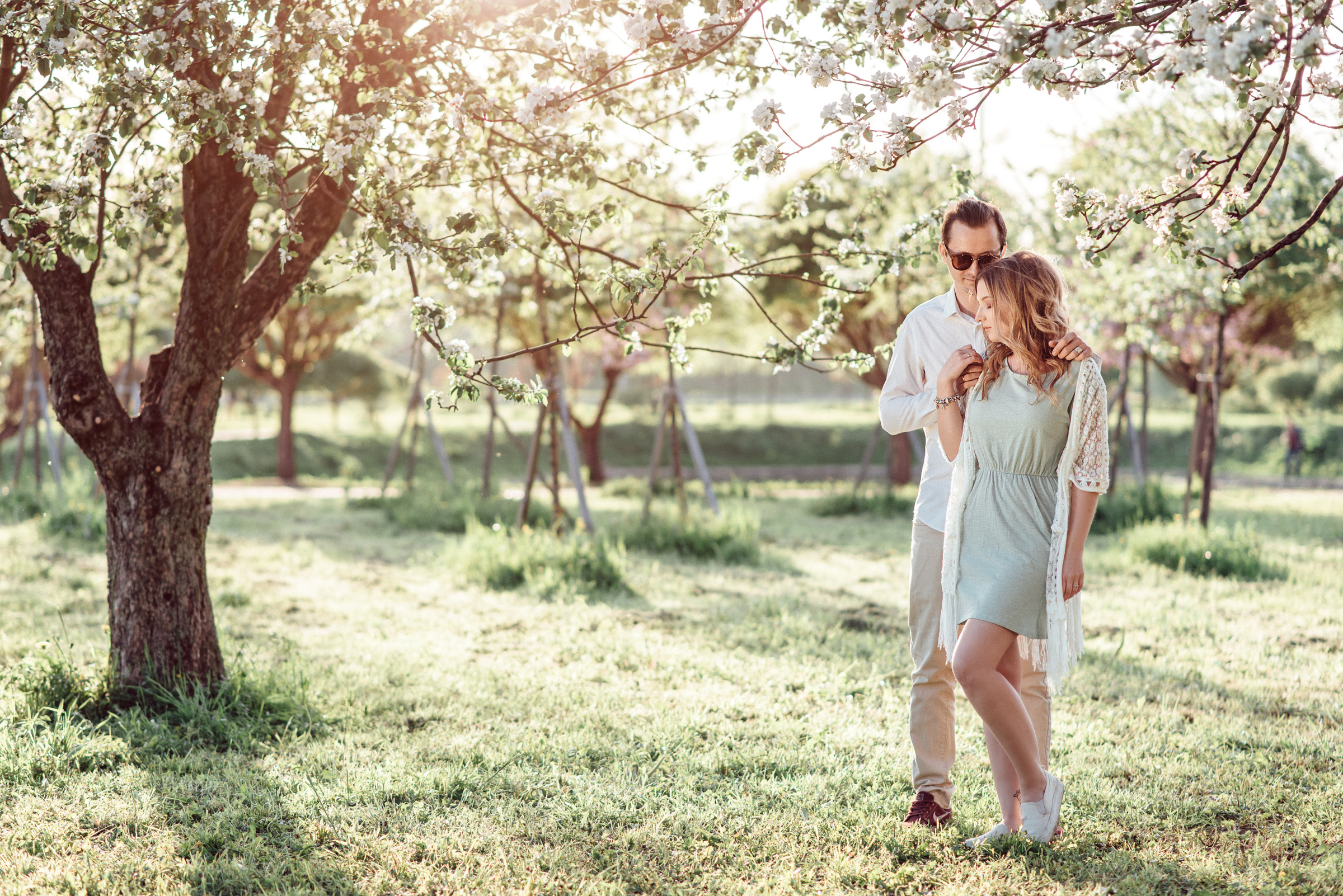 Фотосессия Love Story в яблоневом саду. Свадебный фотограф в Санкт-Петербурге Венера Ахметова