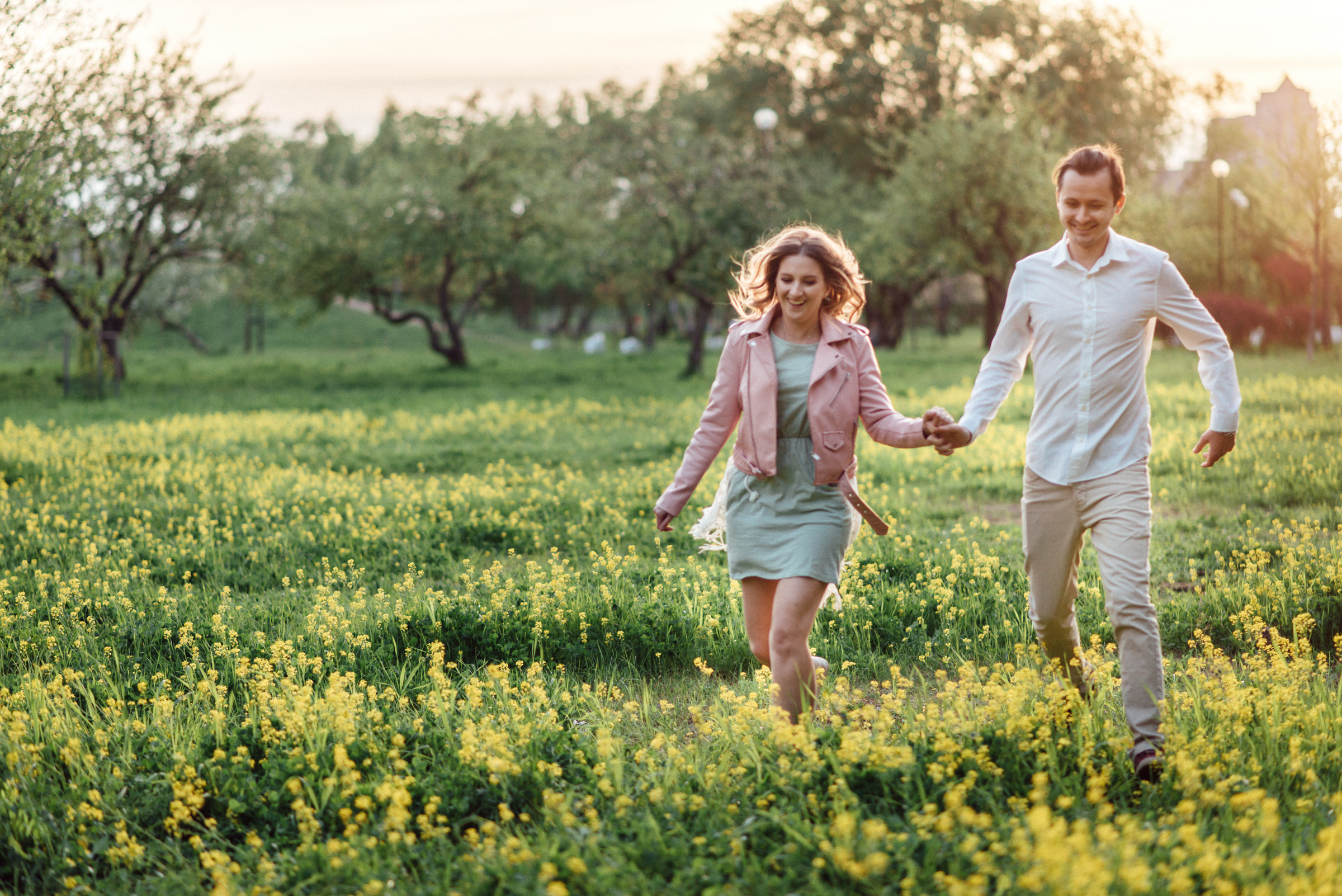 Фотосессия Love Story в яблоневом саду. Свадебный фотограф в Санкт-Петербурге Венера Ахметова