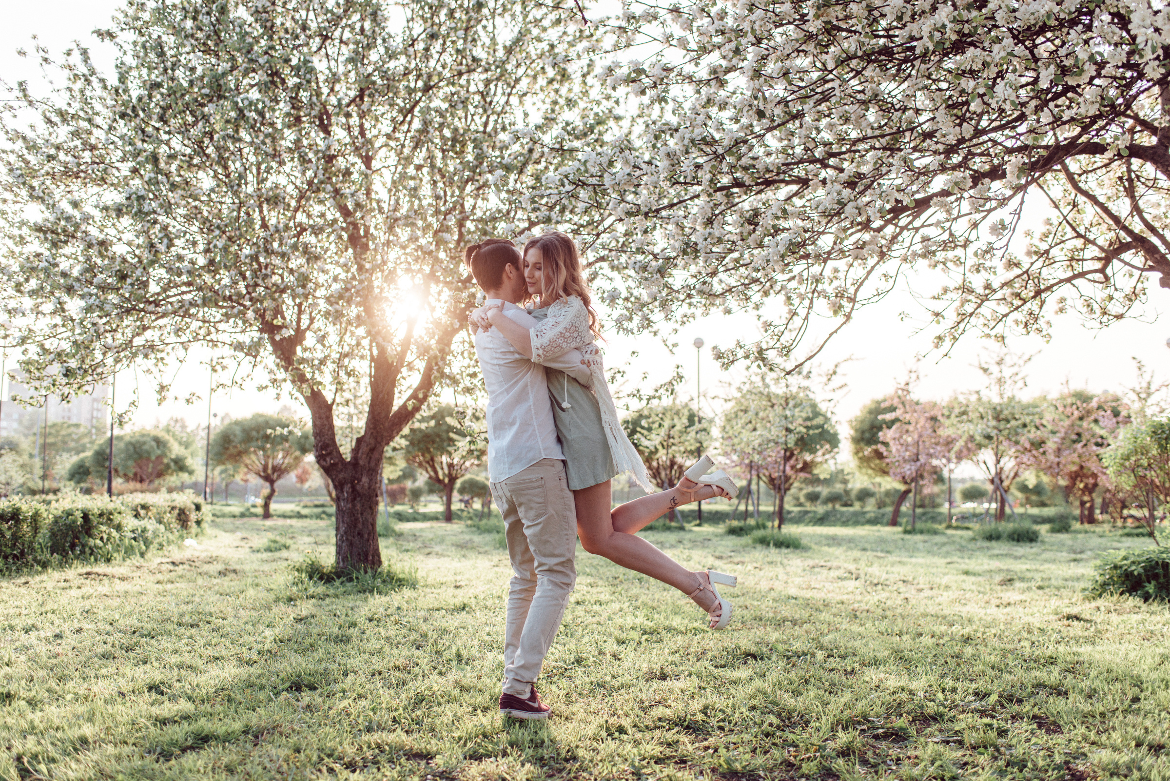 Фотосессия Love Story в яблоневом саду. Свадебный фотограф в Санкт-Петербурге Венера Ахметова