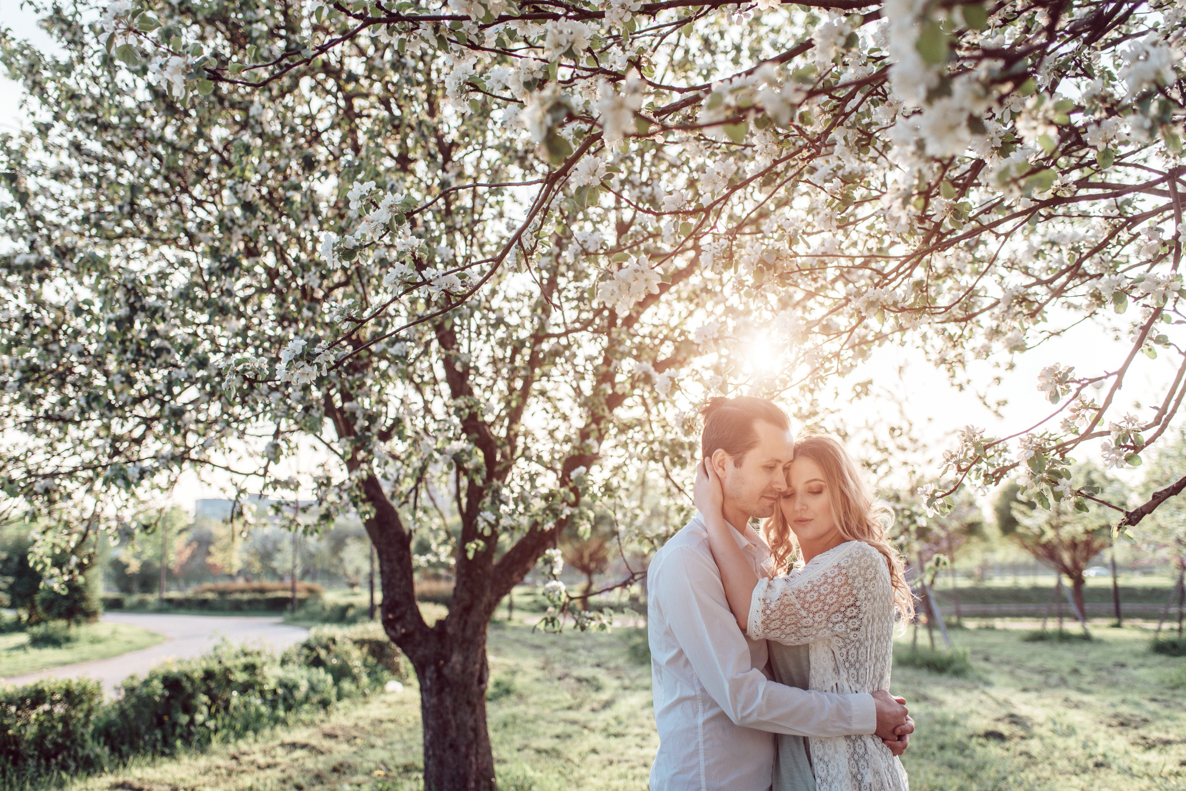 Фотосессия Love Story в яблоневом саду. Свадебный фотограф в Санкт-Петербурге Венера Ахметова