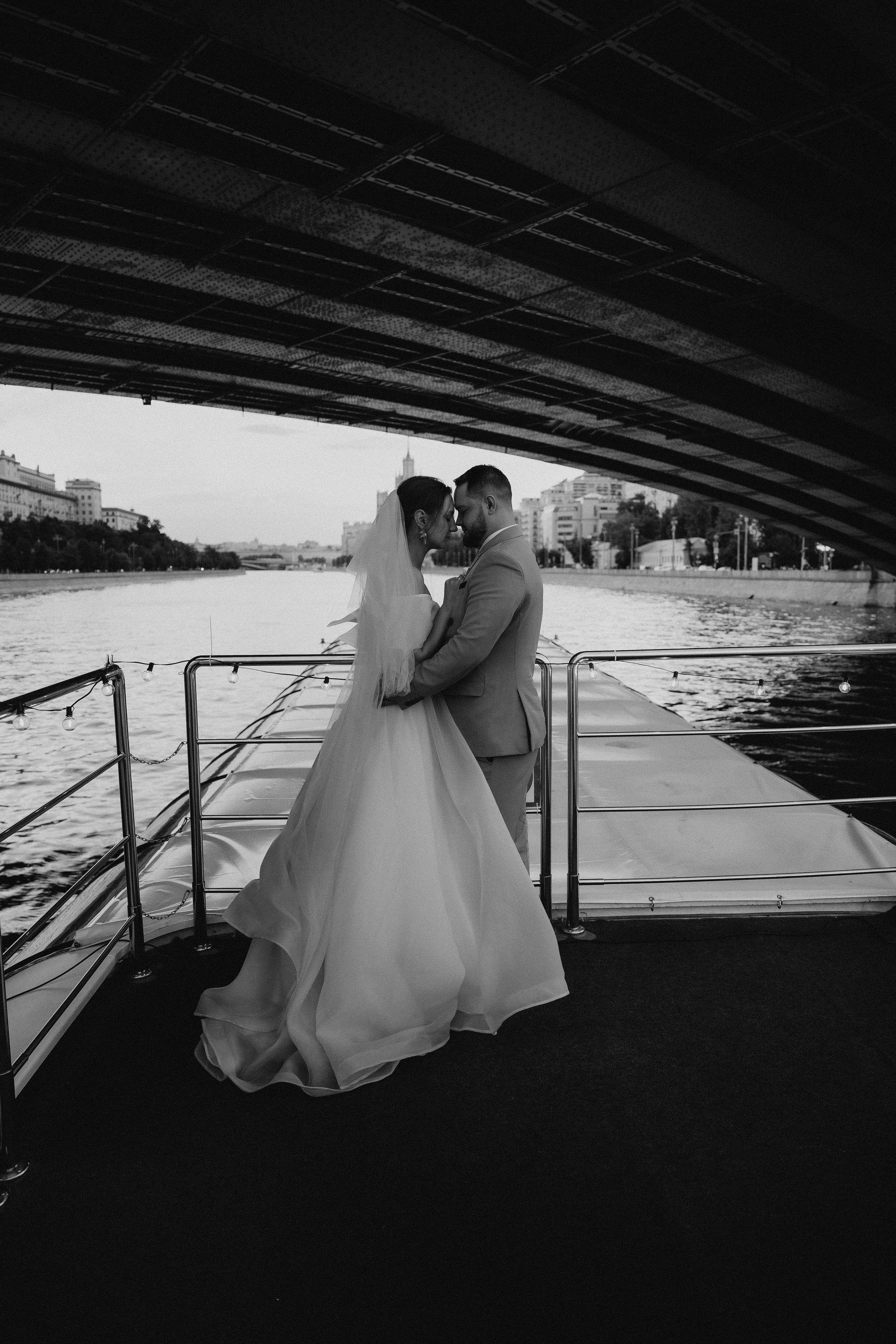 Утро невесты и свадебная фотосессия на теплоходе по Москве-реке