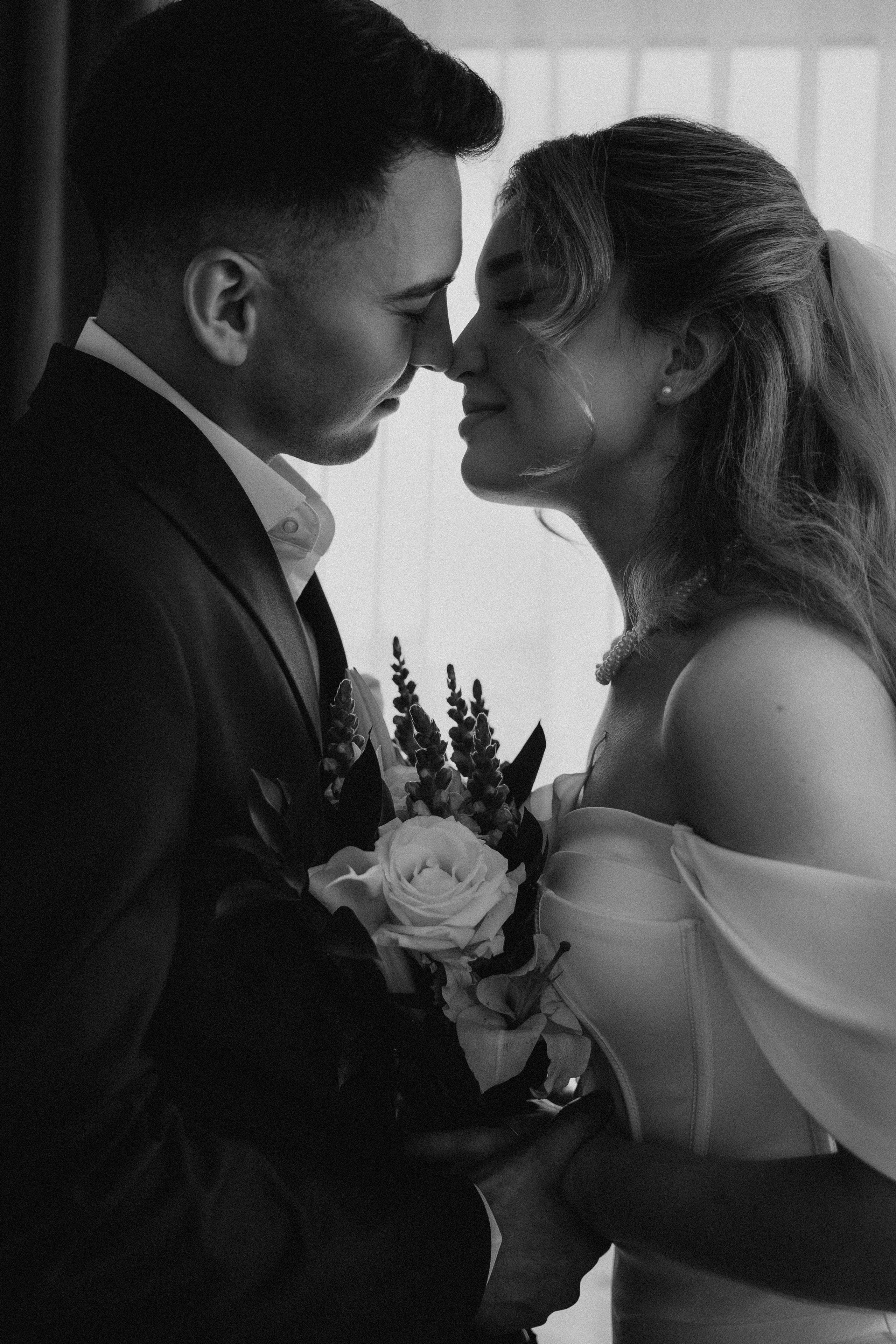 Свадебная фотосессия в стильном лифте элитного дома Москвы