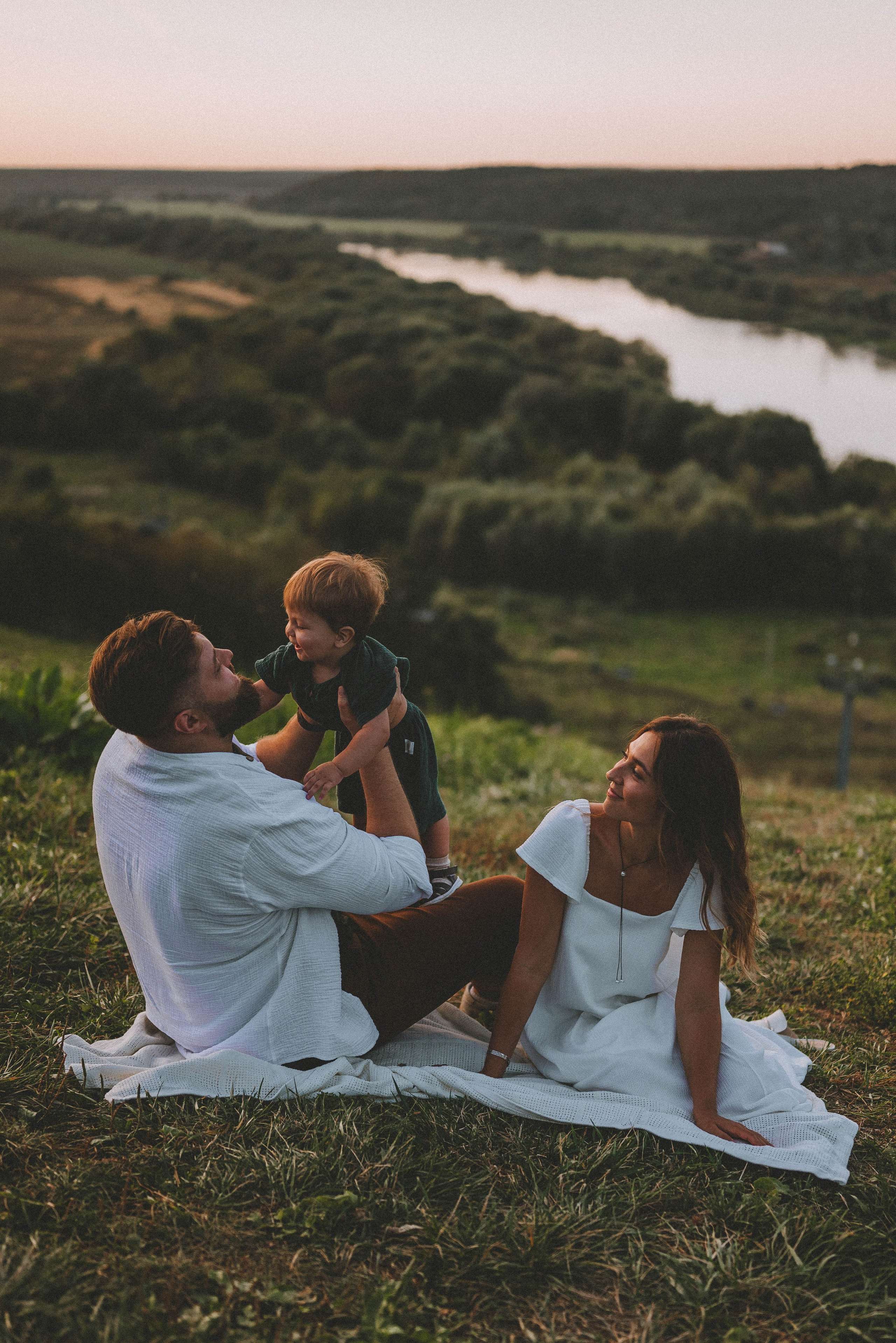 Лев с родителями на закате. Фотограф Кристина Пархоменко