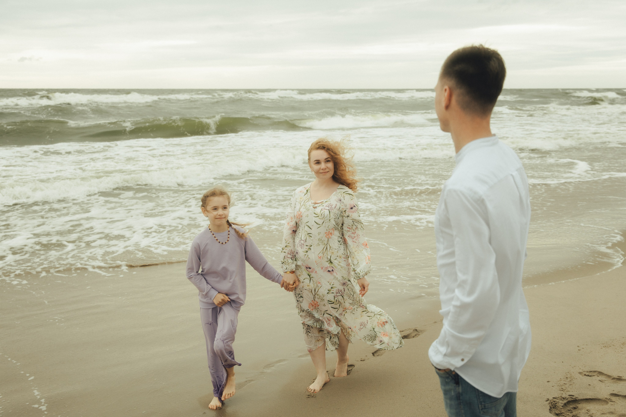 Семья в Янтарном / шторм. Фотограф Калининград Илья Миллер