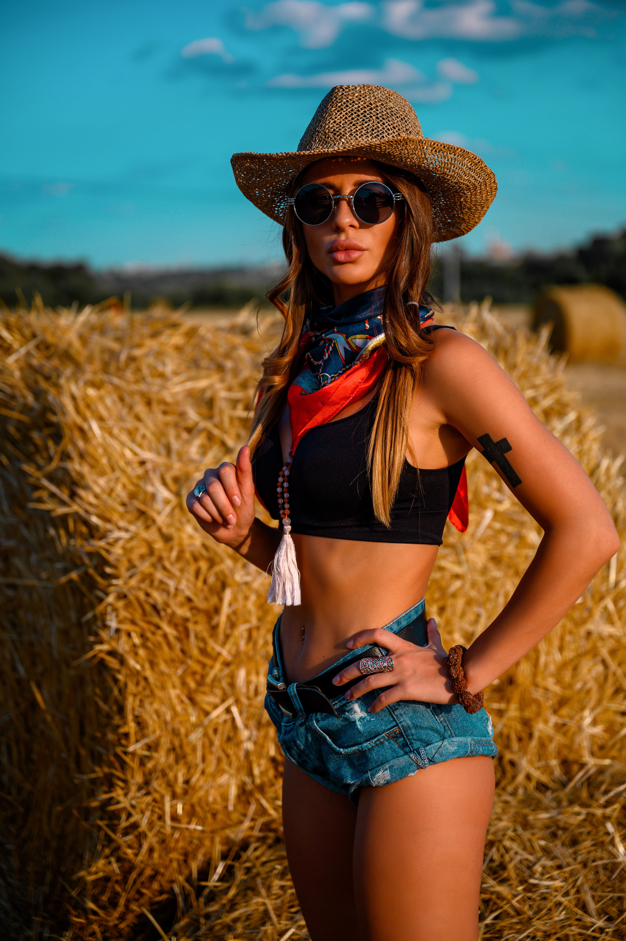 Карина сеновал. Bazarkom-photo.ru Фотограф Виктор Оськин в Старом Осколе