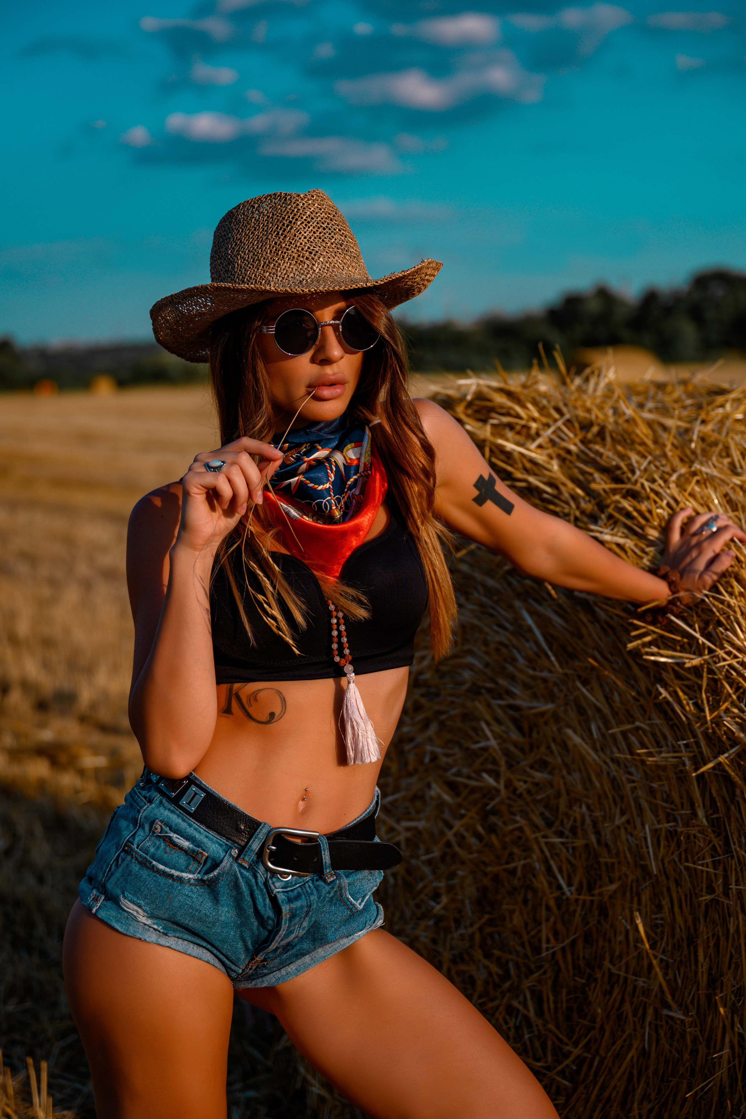 Карина сеновал. Bazarkom-photo.ru Фотограф Виктор Оськин в Старом Осколе