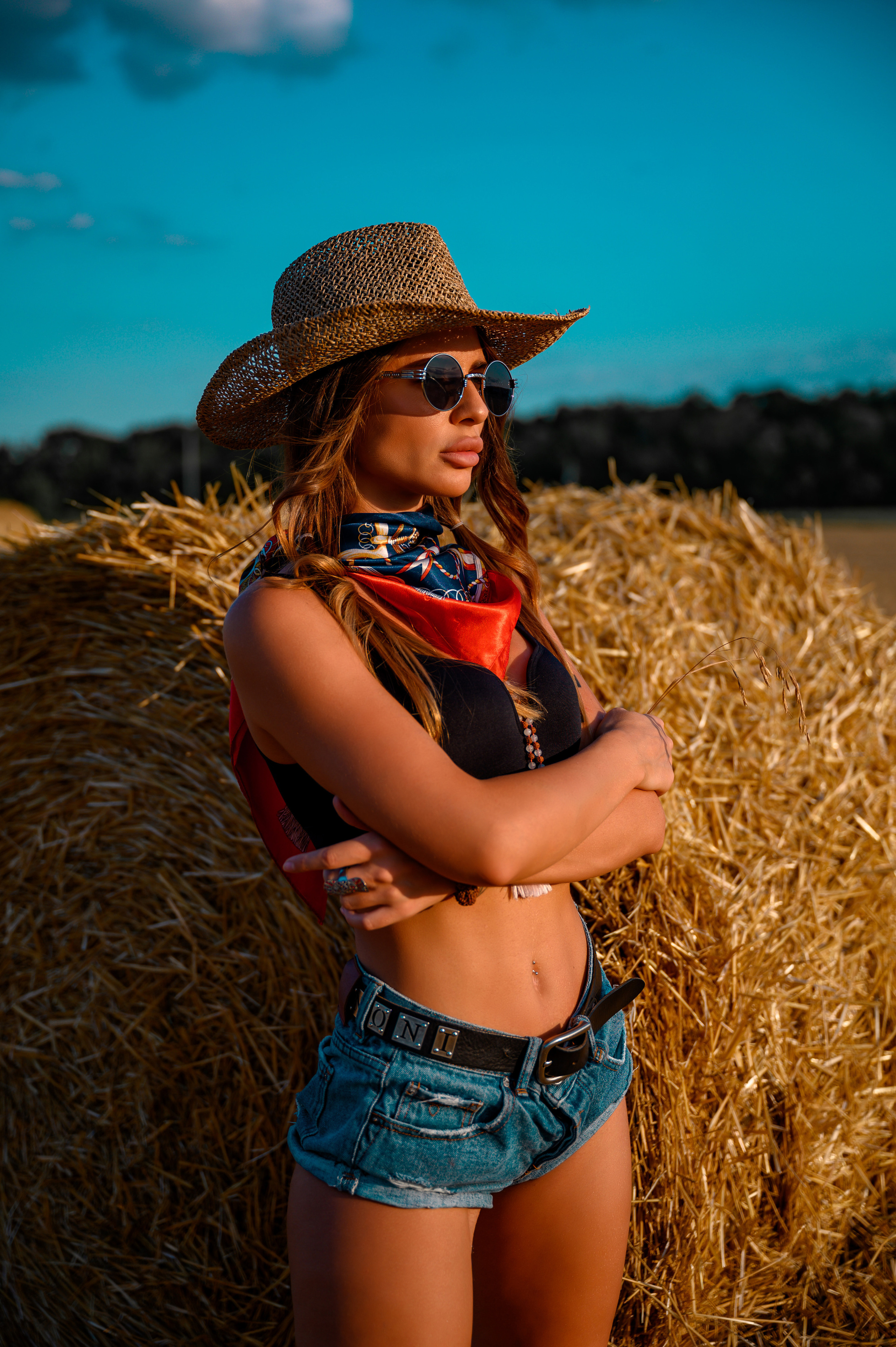 Карина сеновал. Bazarkom-photo.ru Фотограф Виктор Оськин в Старом Осколе