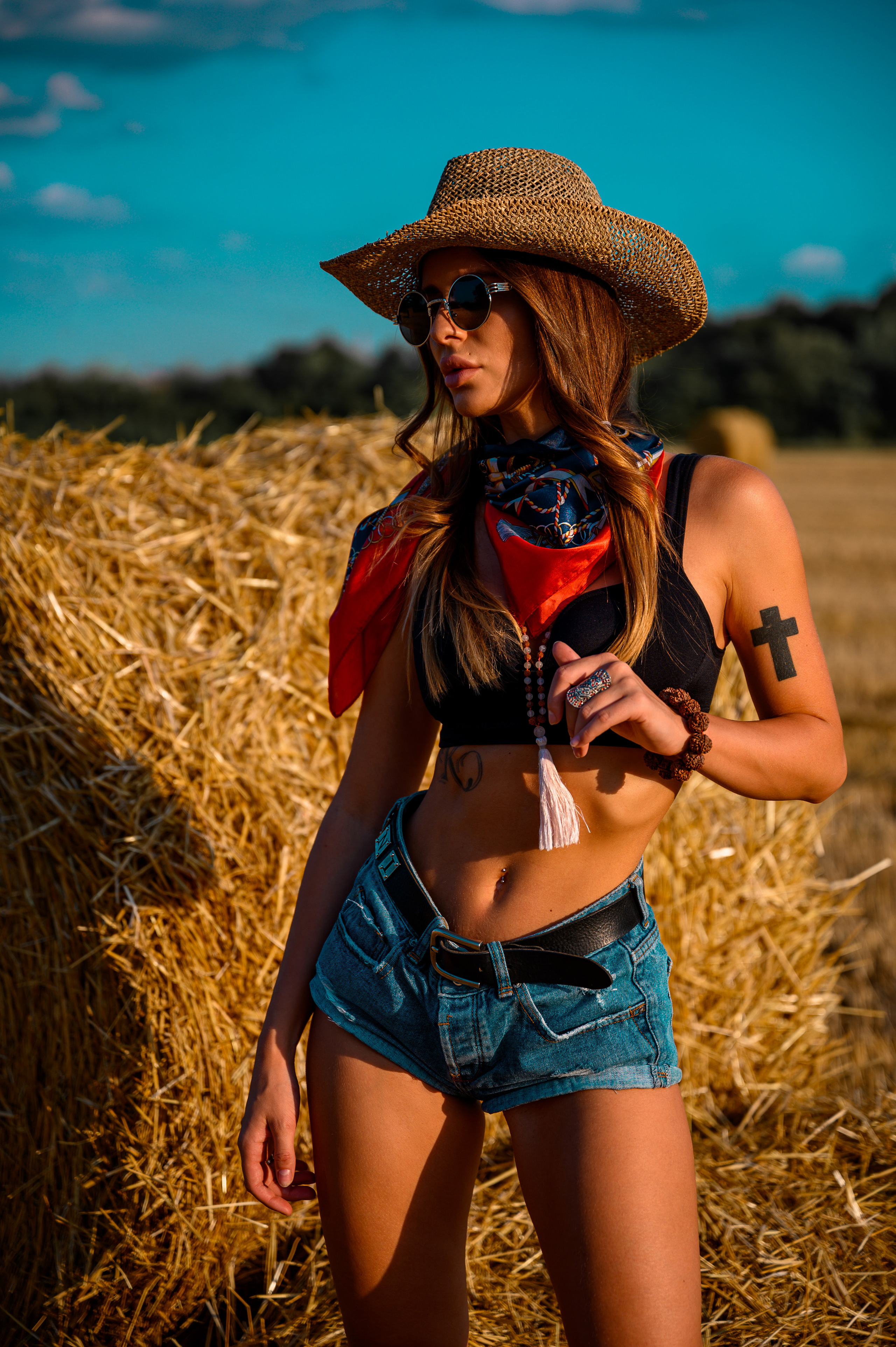 Карина сеновал. Bazarkom-photo.ru Фотограф Виктор Оськин в Старом Осколе