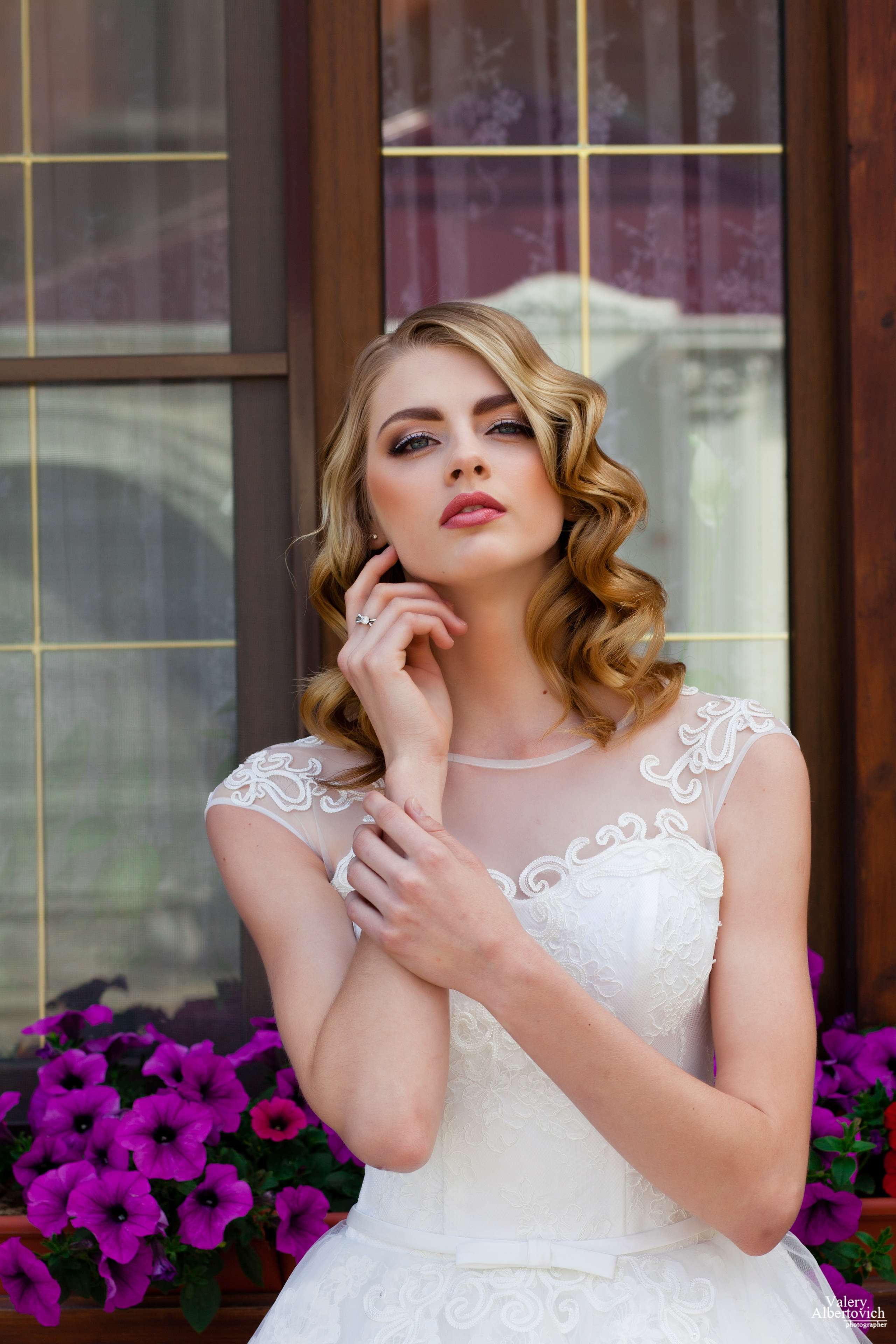 Фотосъемка невесты в фотостудии в красивом платье 