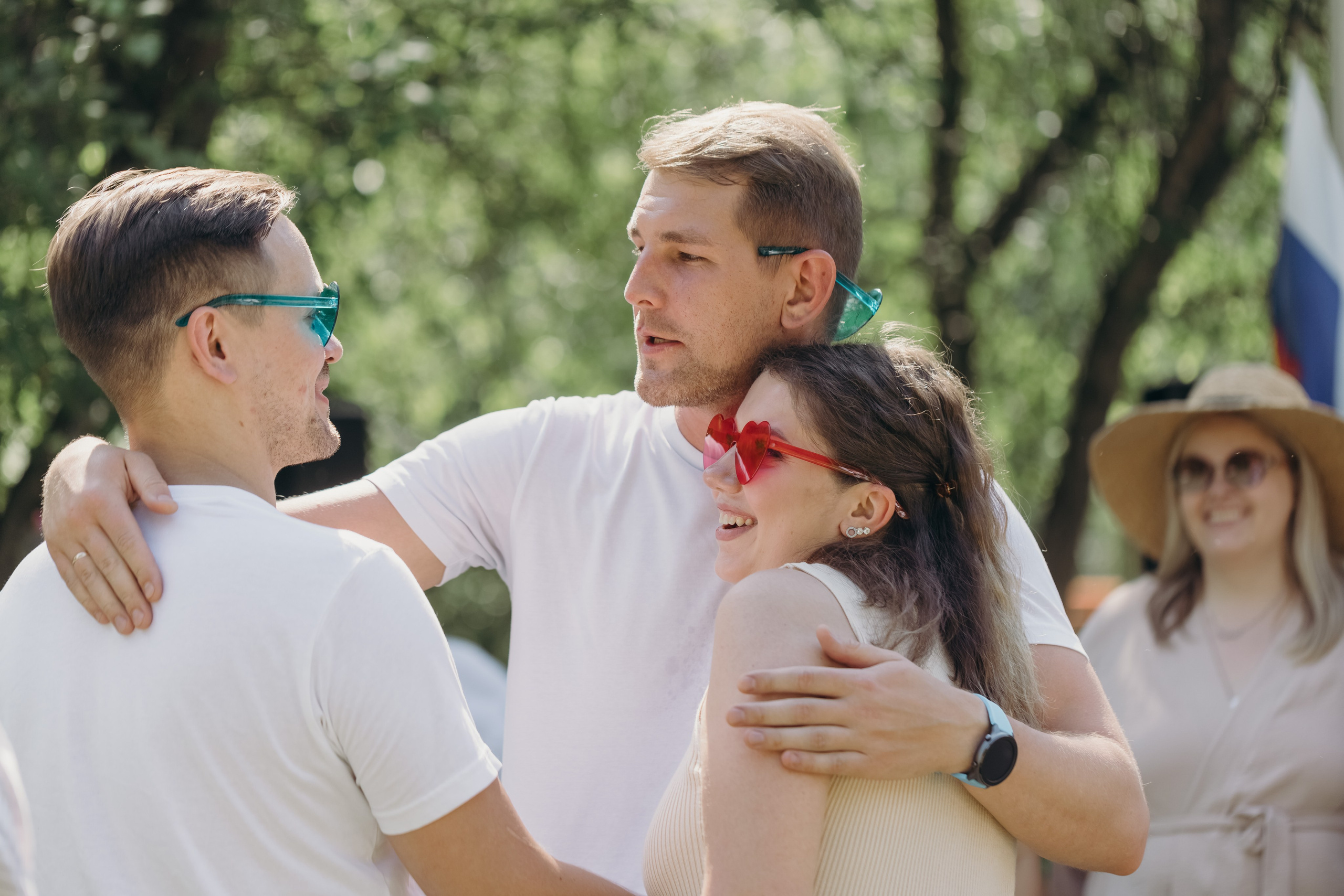 Теплые объятья с друзьями