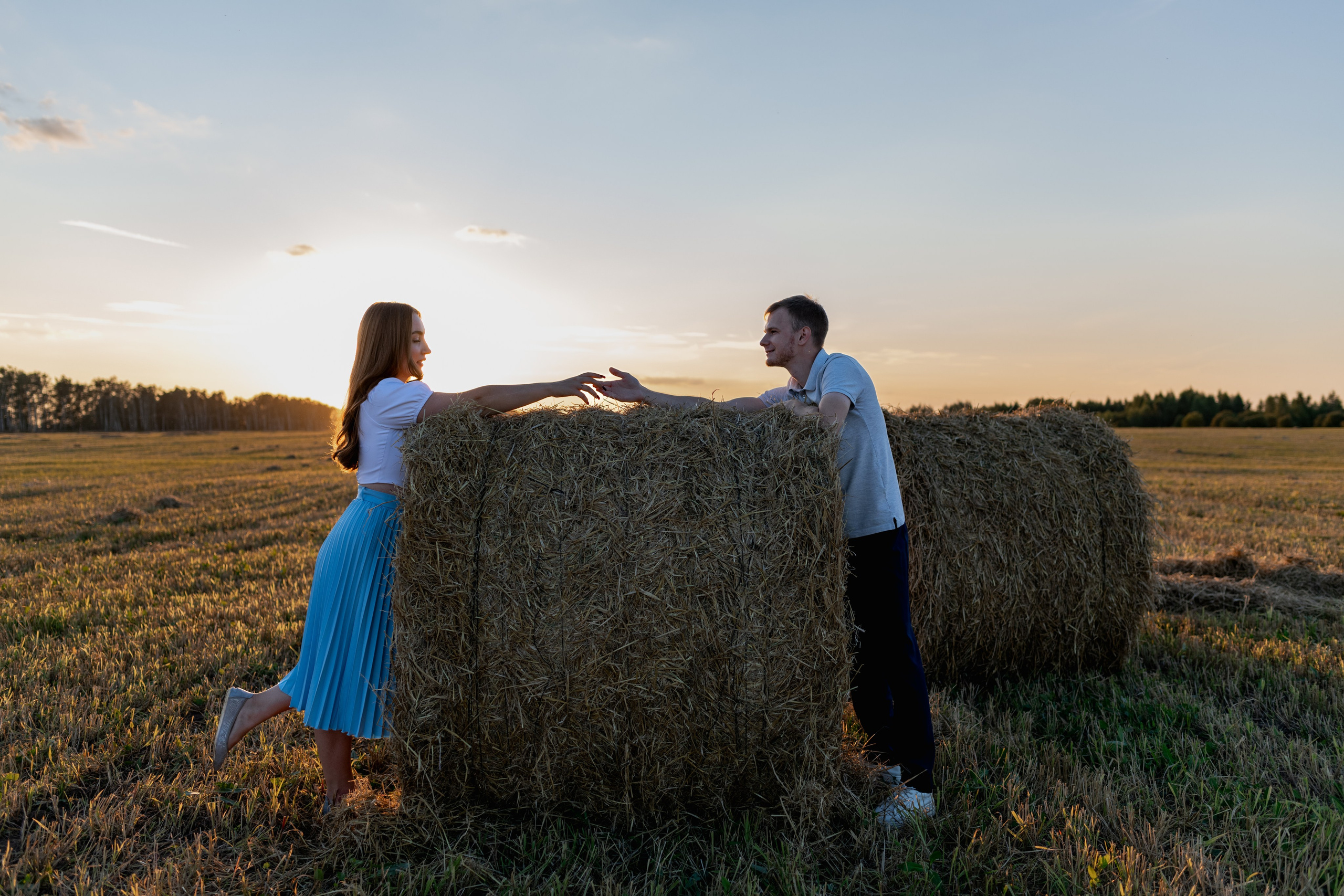 Алена + Алексей в поле с тюками. Фотограф в Москве/Зарайске Шахова Марина