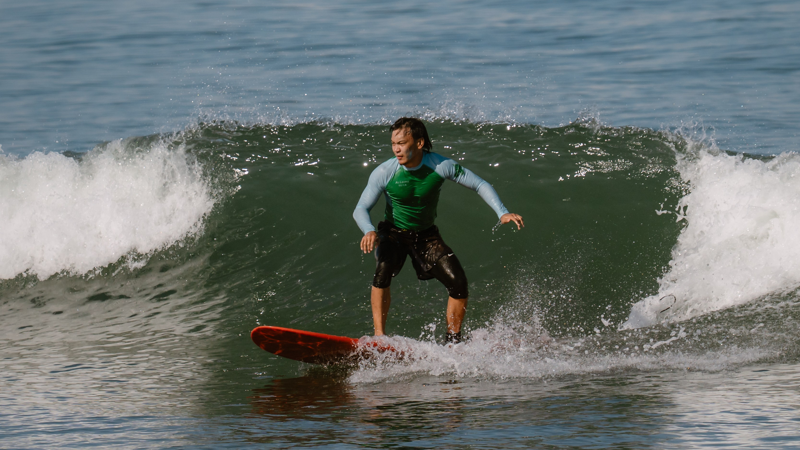 Al Leone athletes having fun surfing in the Pacific Ocean. Сергей Зворыгин