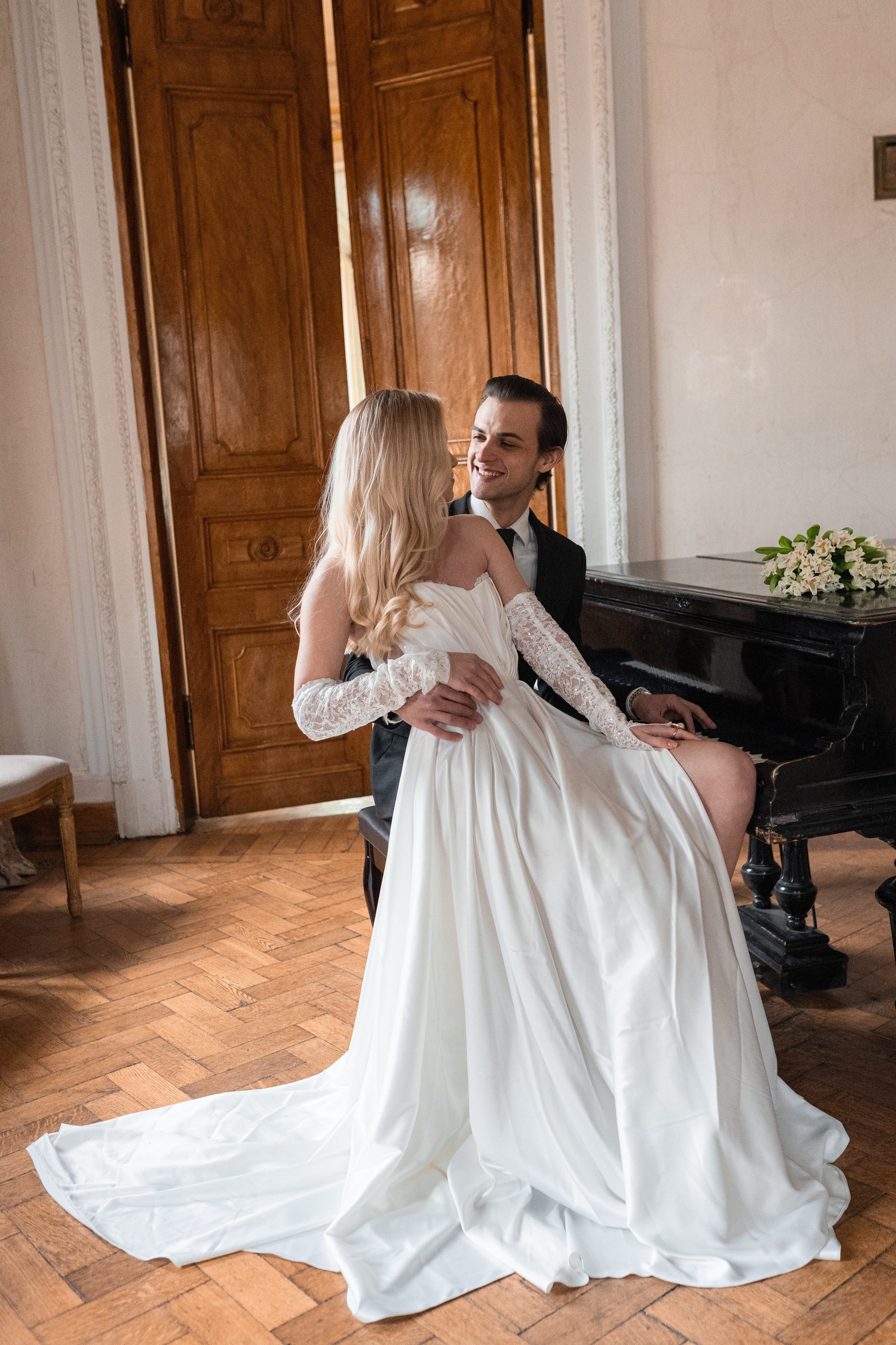 Свадебная фотосессия в Пушкинской библиотеке. Свадебный фотограф в Москве Анна Полушина