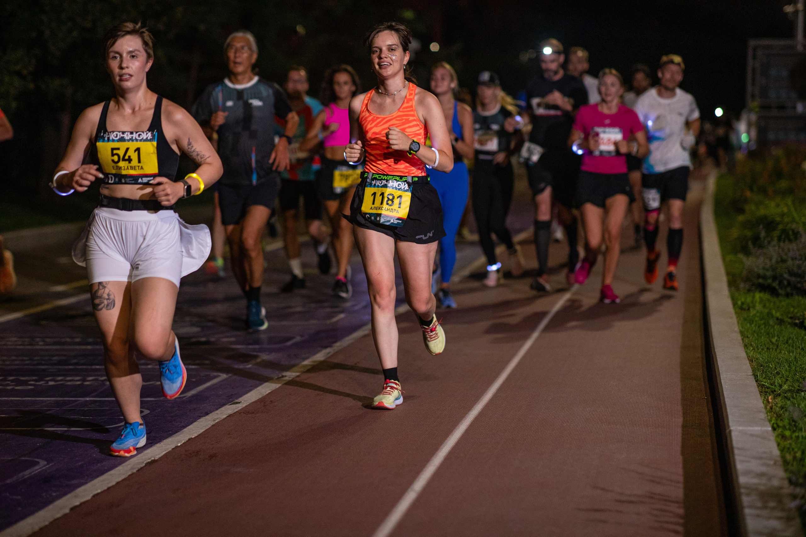 Ночной забег в ленте фотографий бегунов 03.08.24. Фотограф Сергей Ловкий