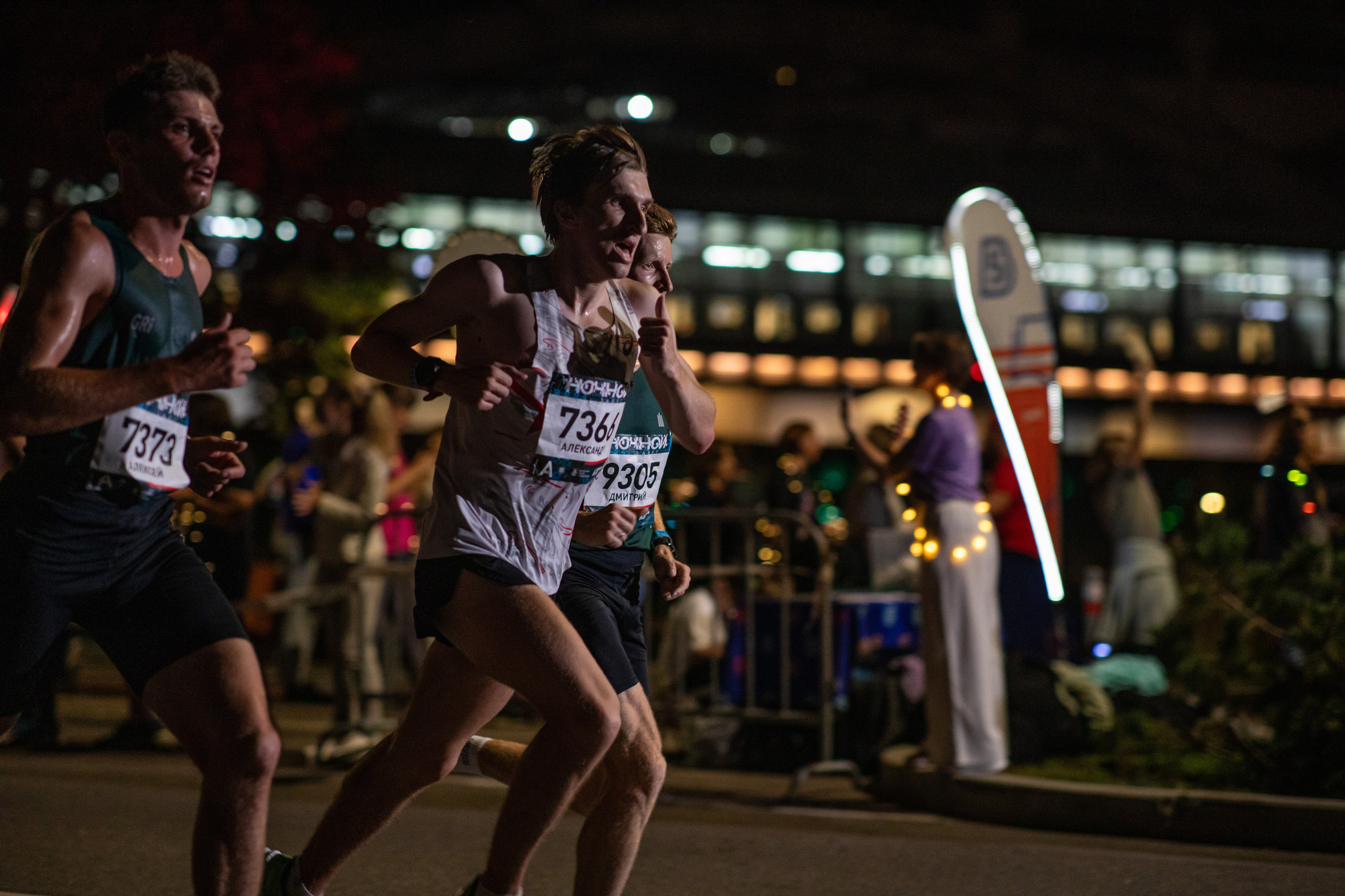 Ночной забег в ленте фотографий бегунов 03.08.24. Фотограф Сергей Ловкий