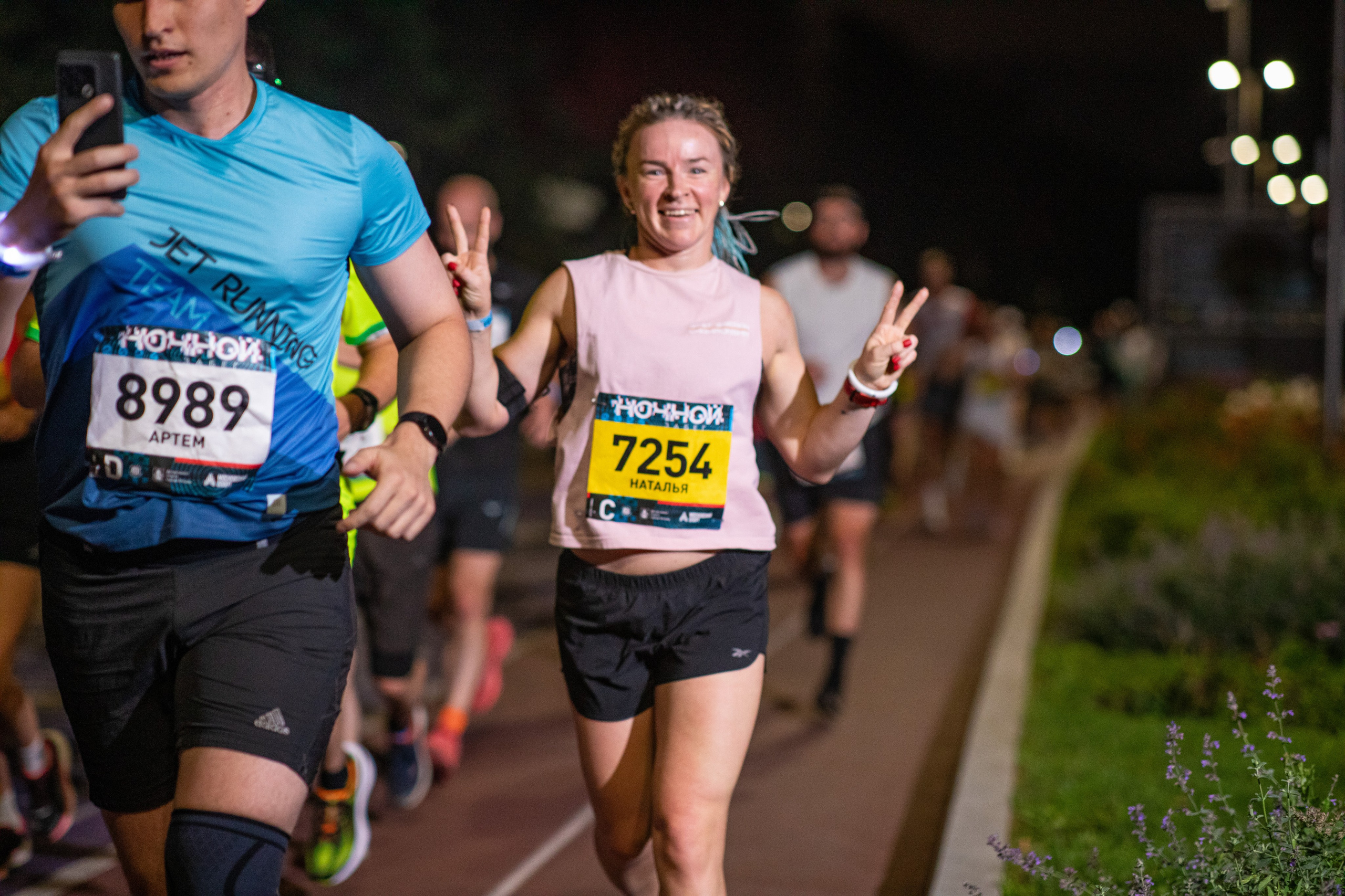 Ночной забег в ленте фотографий бегунов 03.08.24. Фотограф Сергей Ловкий