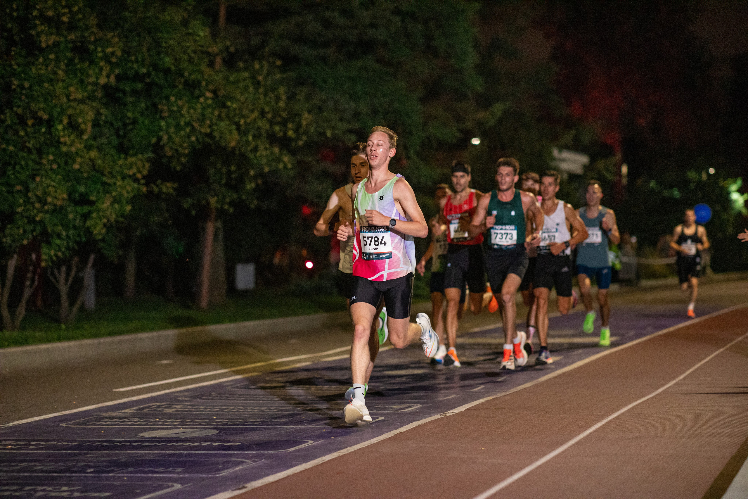 Ночной забег в ленте фотографий бегунов 03.08.24. Фотограф Сергей Ловкий