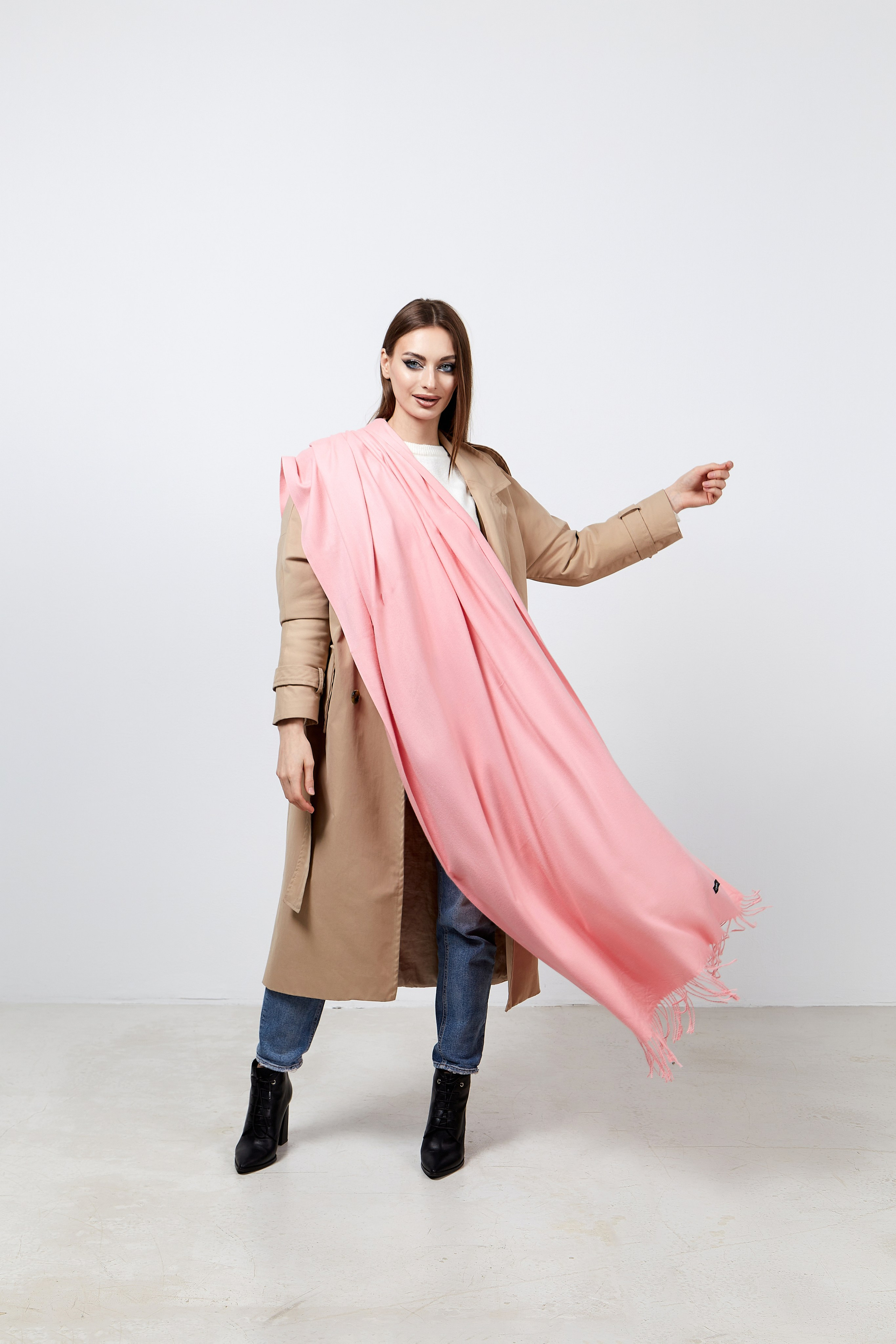 Фотосессия женских шарфы. Фотограф Руслан Потапов в Краснодаре