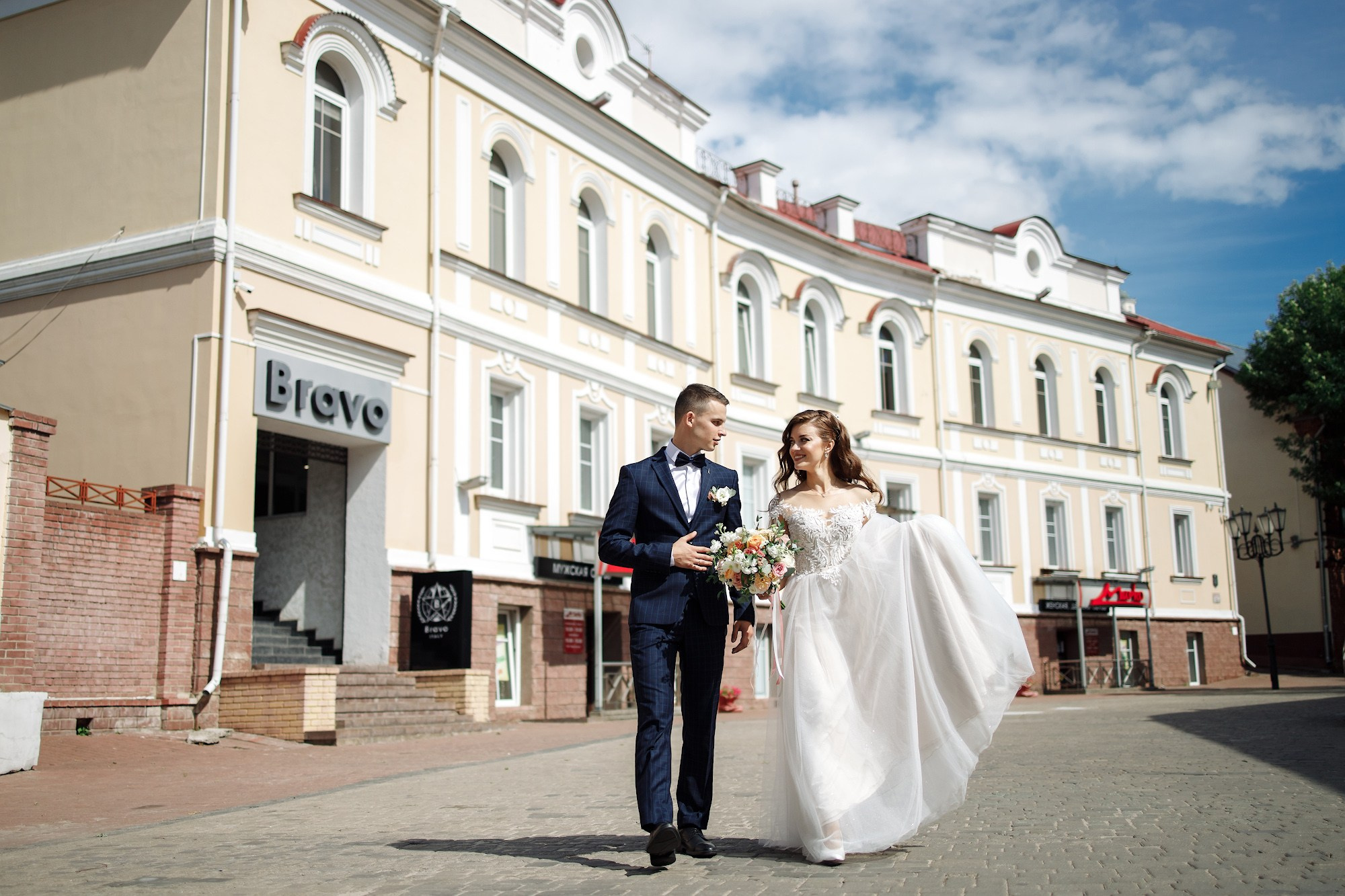 общий план прогулки жениха и невесты в г. Витебск
