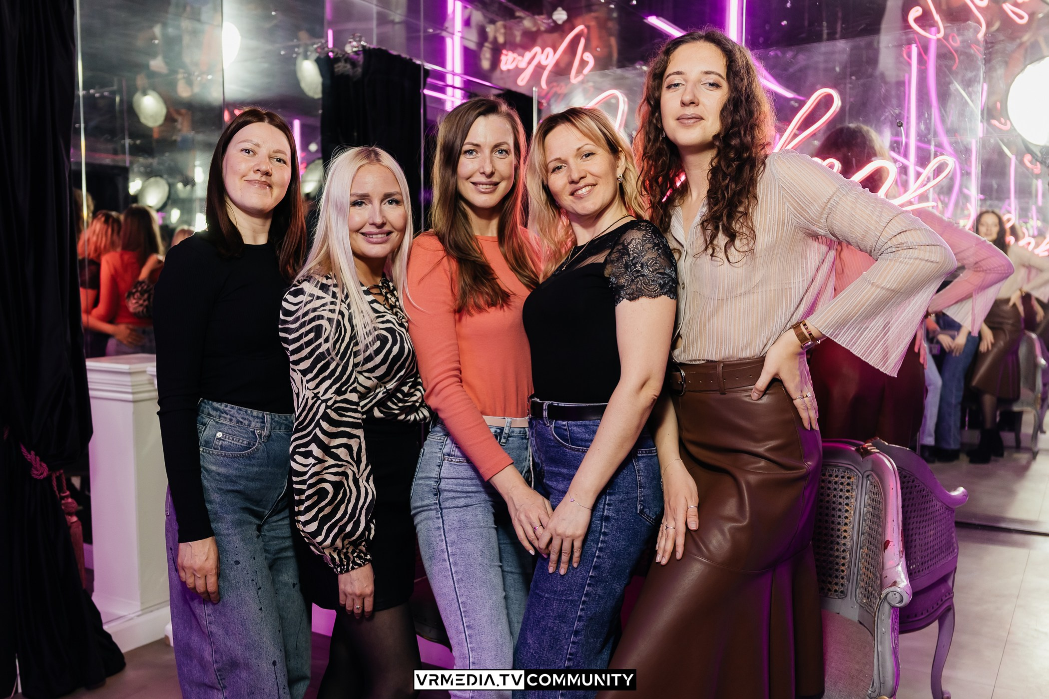 Караоке-бар «Volna»: Мир, труд, май, запевай