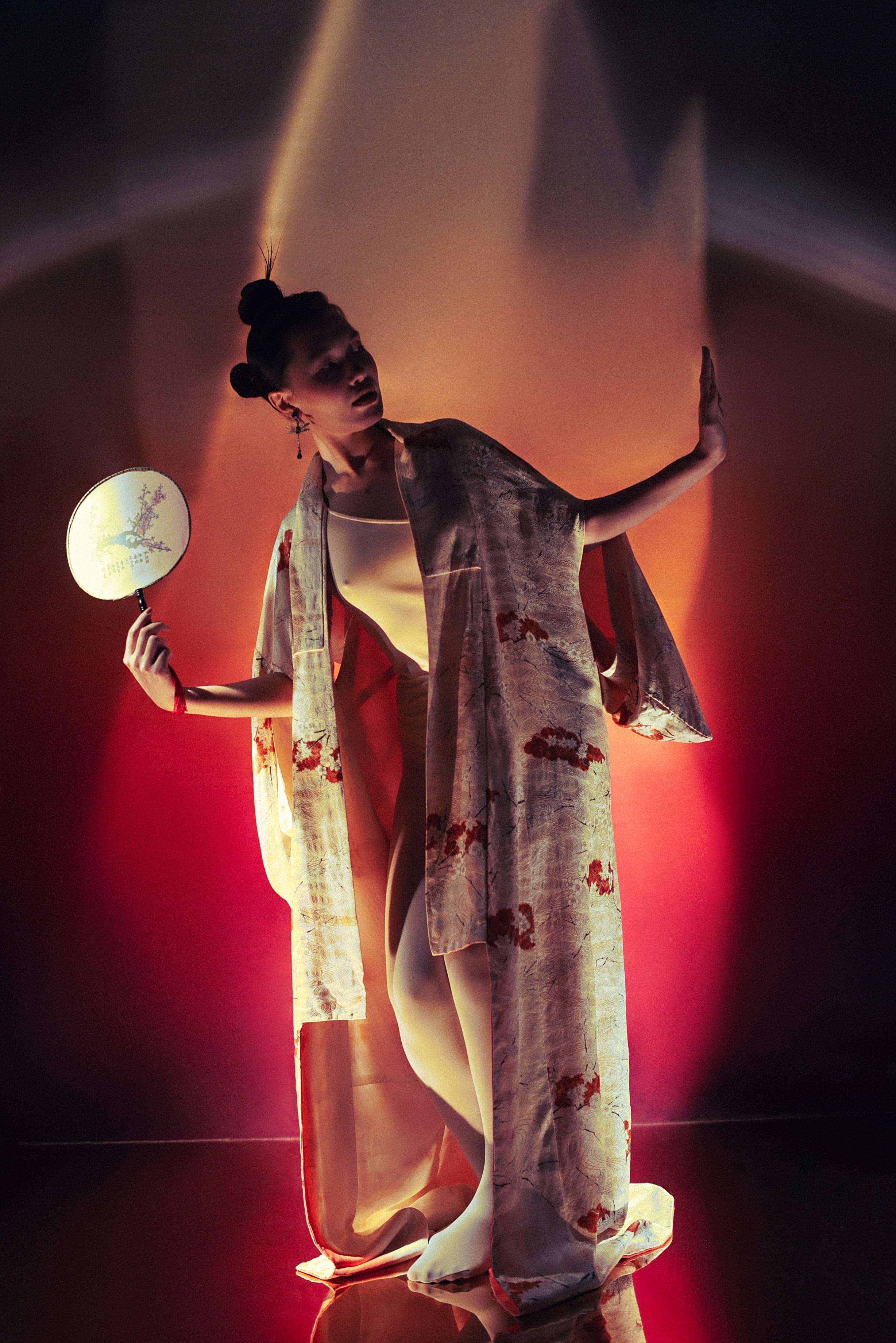 Девушка азиатской внешности в традиционном японском костюме