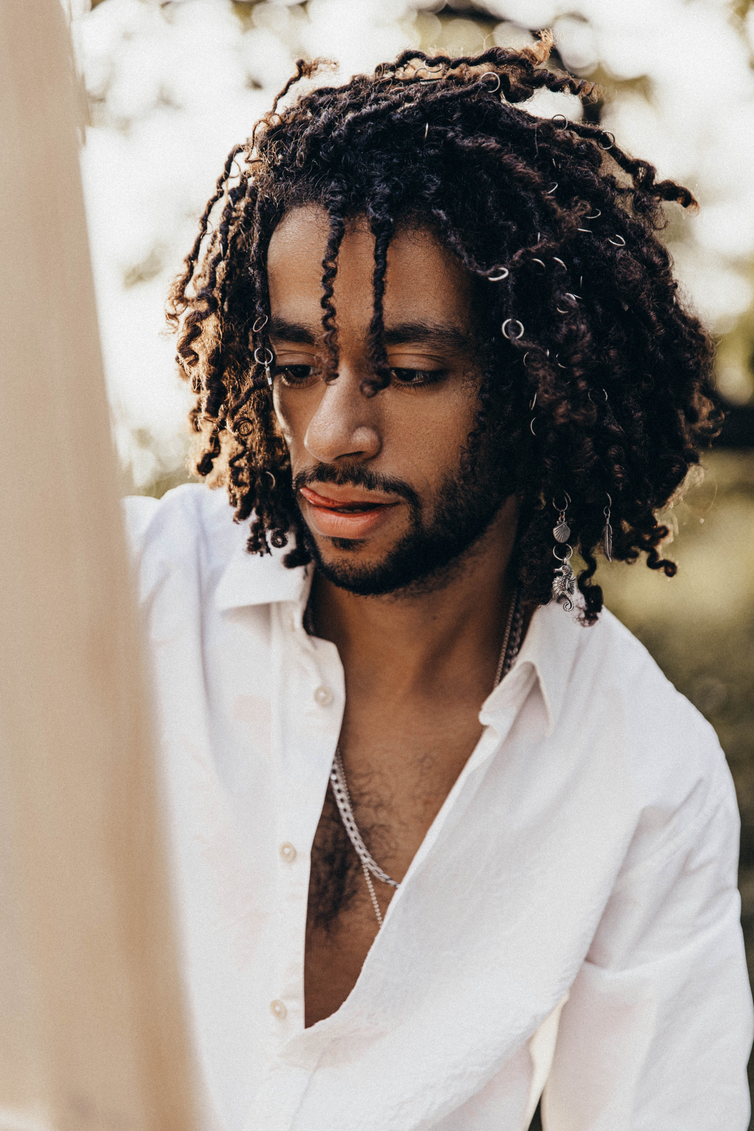 Темнокожий мужчина в светлой рубашке