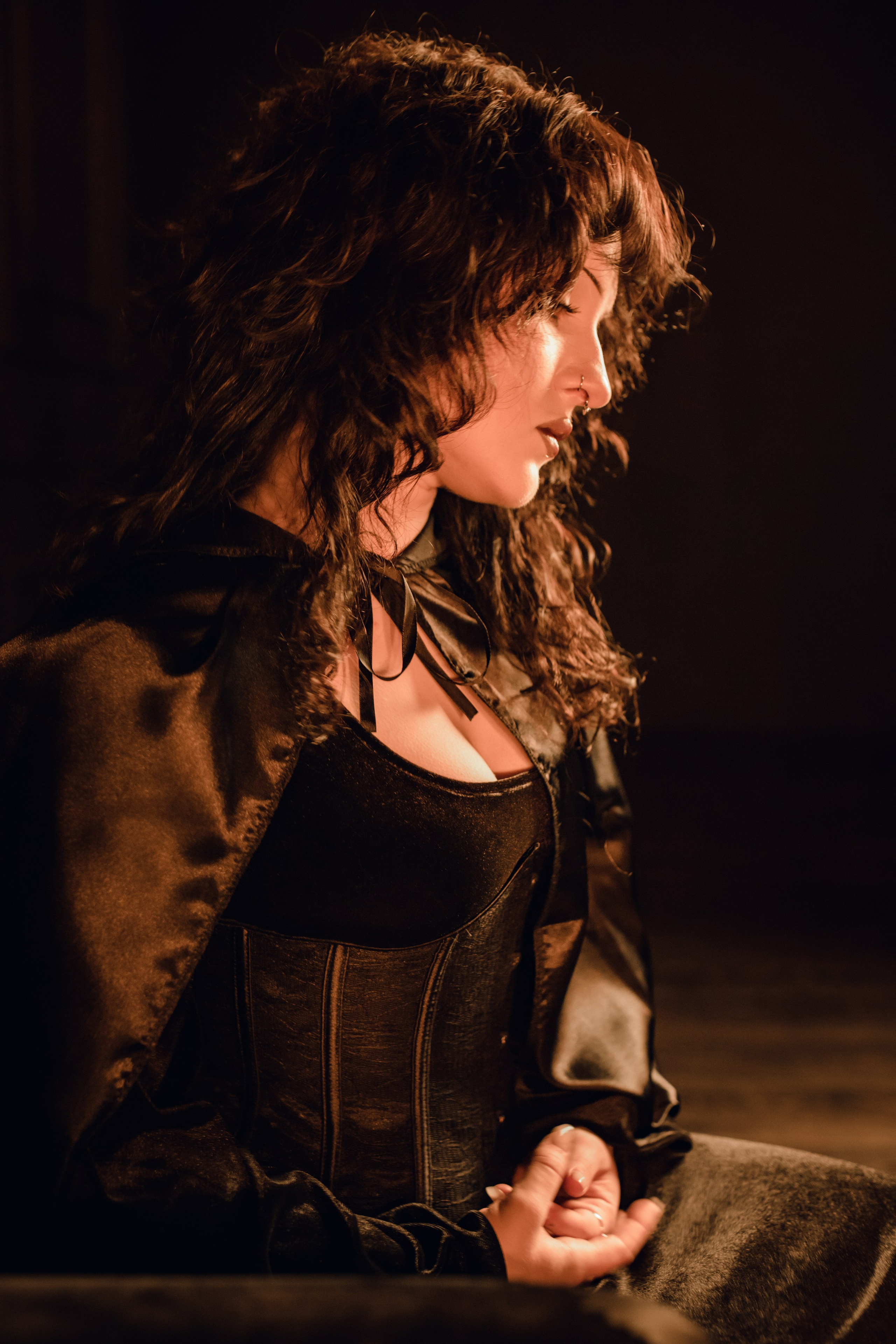 Портрет девушки в профиль