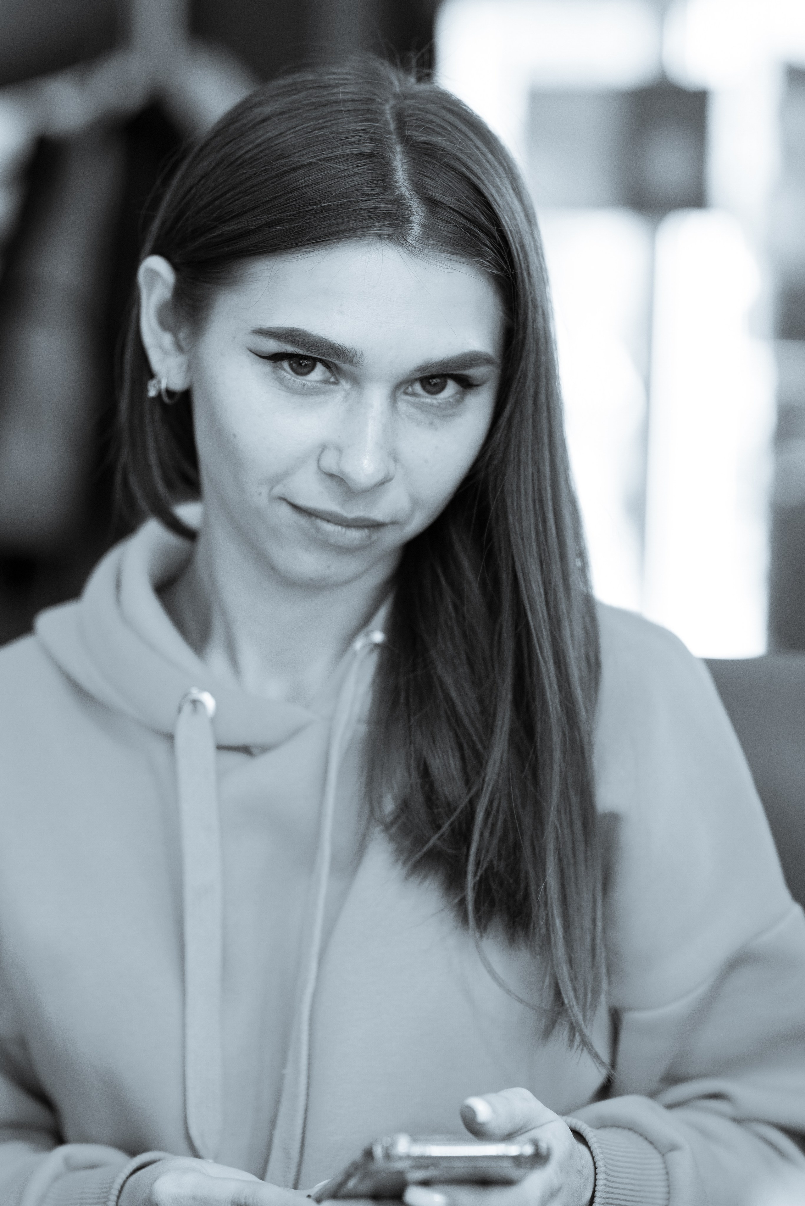 Портет девушки, черно-белое фото