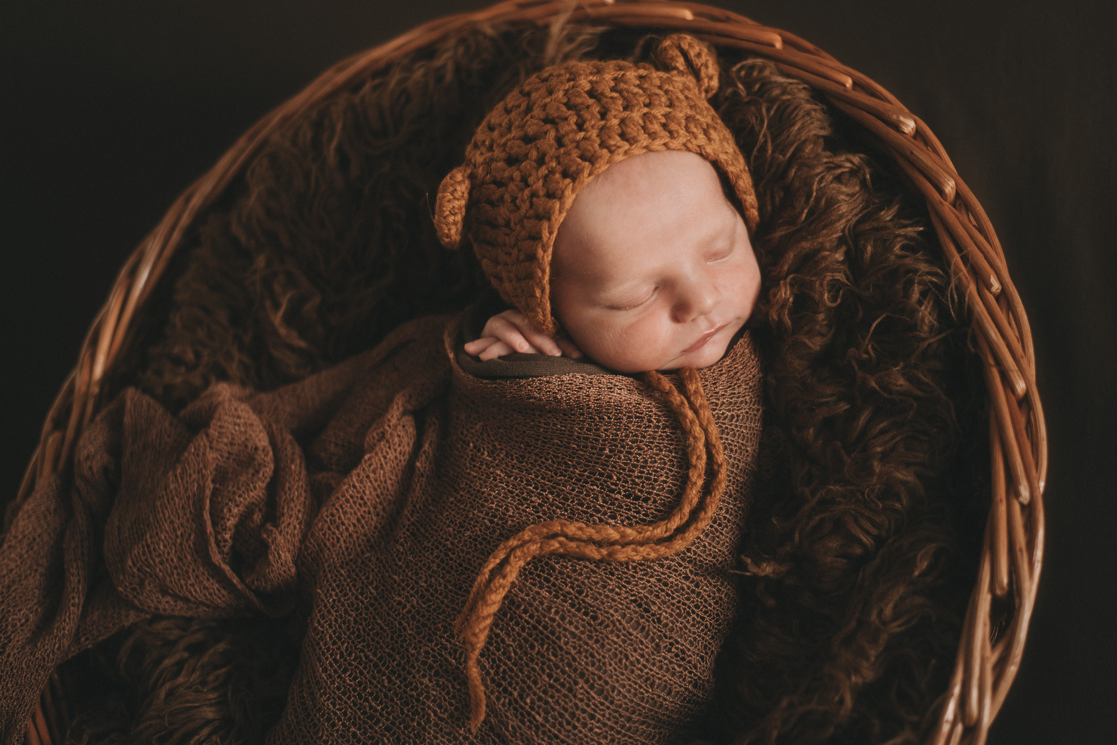 Гномик Федя с мамой и папой. Фотограф новорожденных в стиле lifestyle в Воронеже Юлия Ключникова