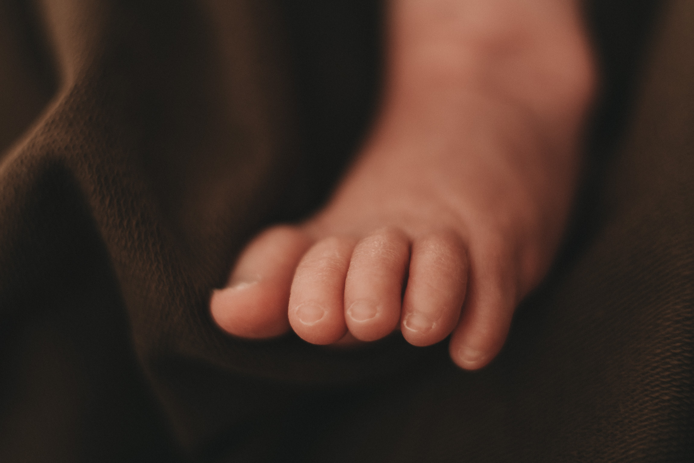 Гномик Федя с мамой и папой. Фотограф новорожденных в стиле lifestyle в Воронеже Юлия Ключникова