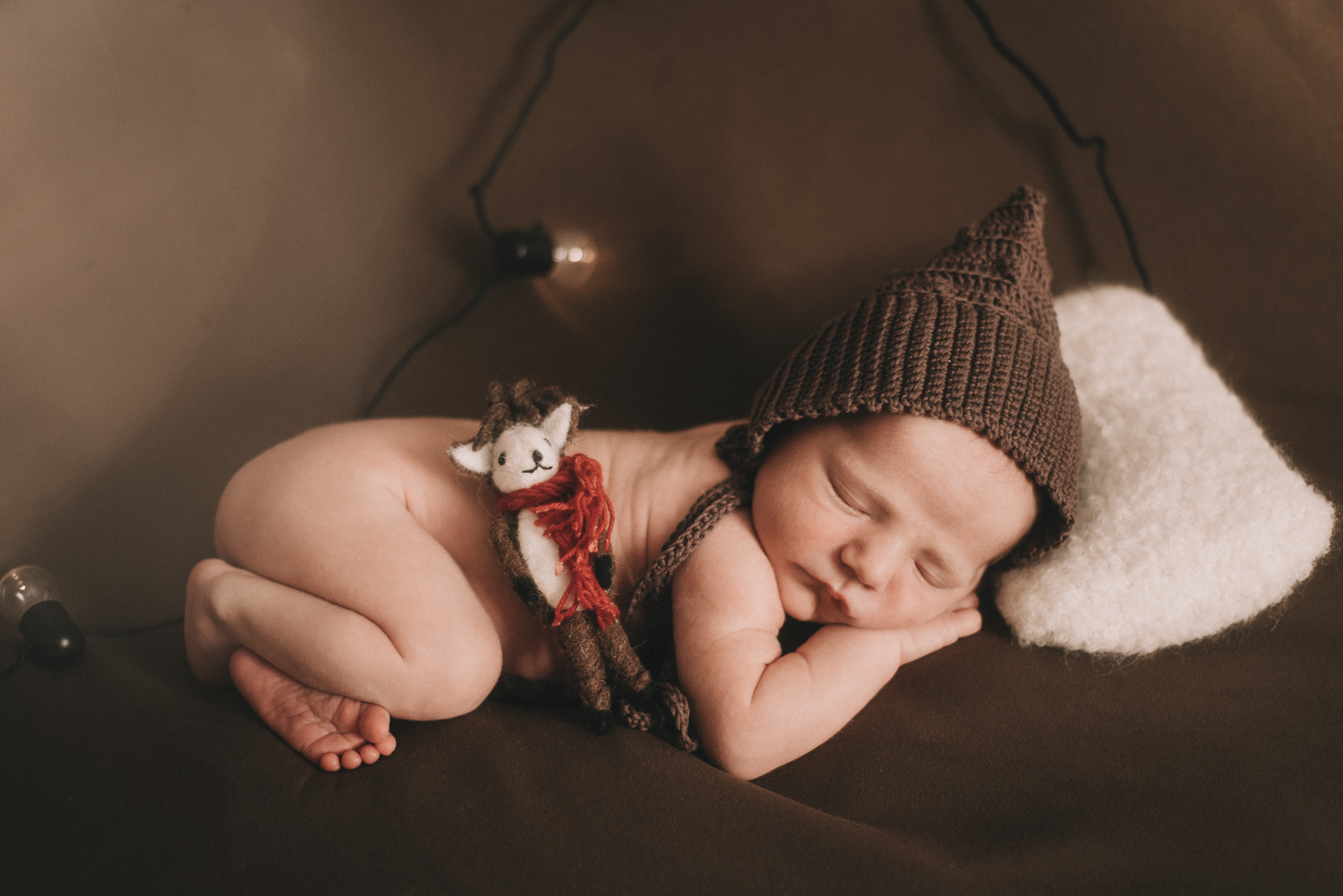 Гномик Федя с мамой и папой. Фотограф новорожденных в стиле lifestyle в Воронеже Юлия Ключникова