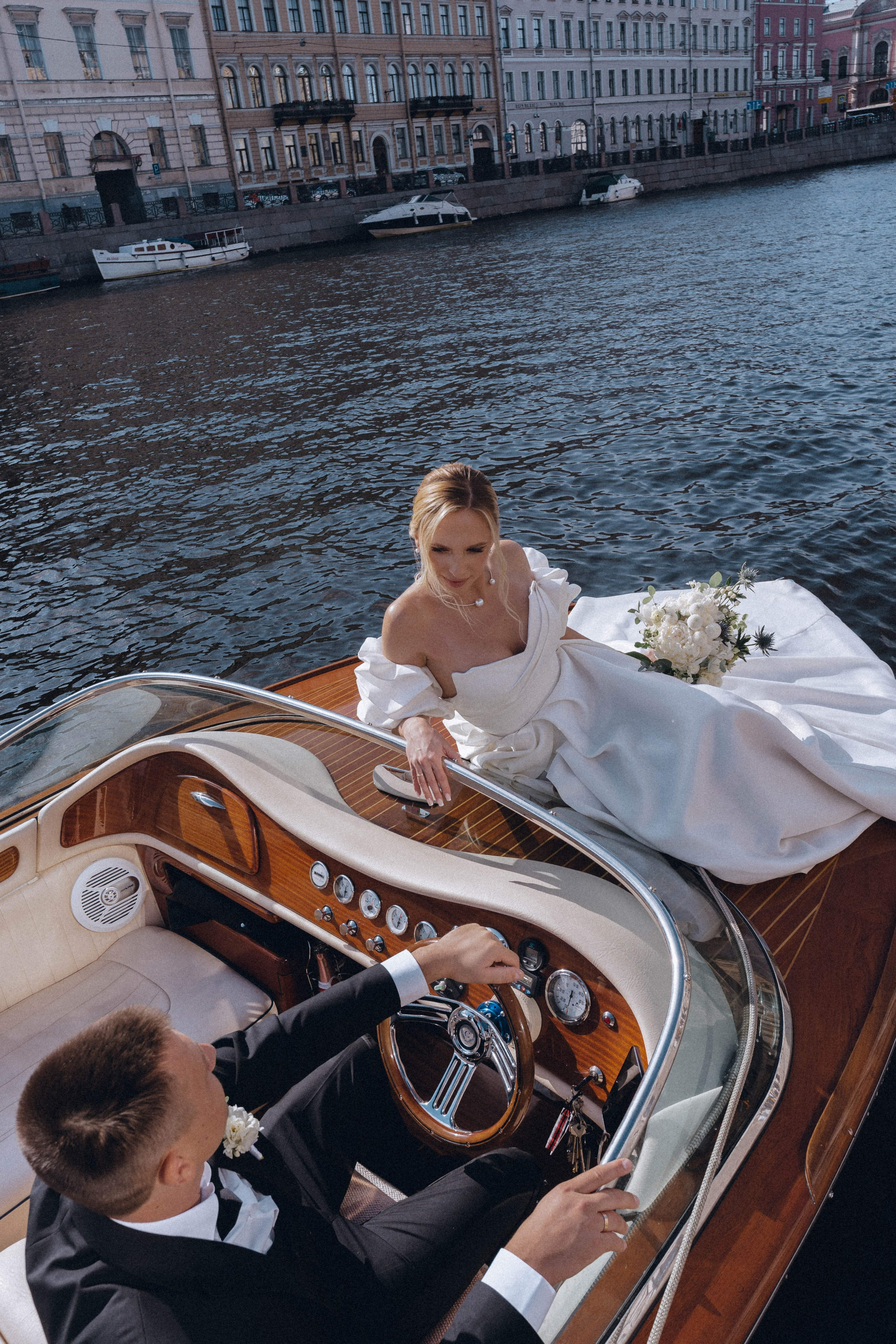 СВАДЕНБНАЯ СЬЕМКА НА КАТЕРЕ ПО КАНАЛАМ САНКТ-ПЕТЕРБУРГА И В АКВАТОРИИ НЕВЫ. Профессиональный фотограф, Санкт-Петербург — Виктория Богомолова