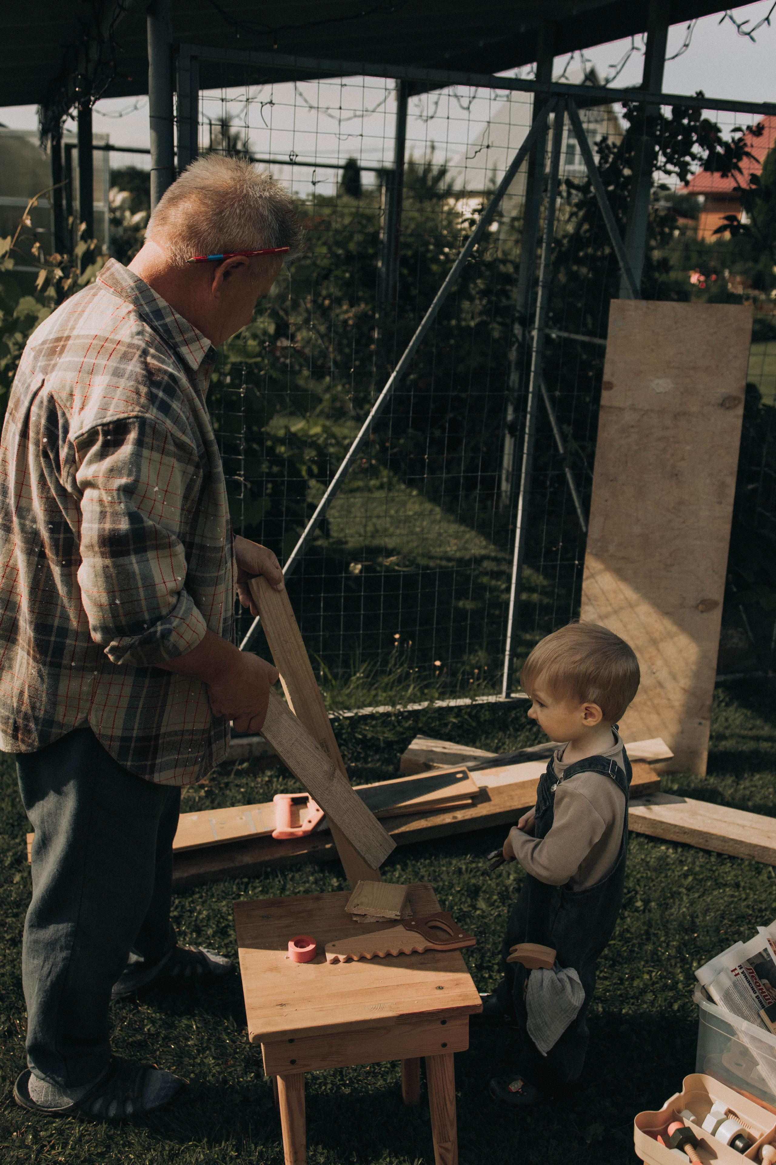 Стройка с дедом. Фотограф lifestylе в Москве Пшеничная Анастасия