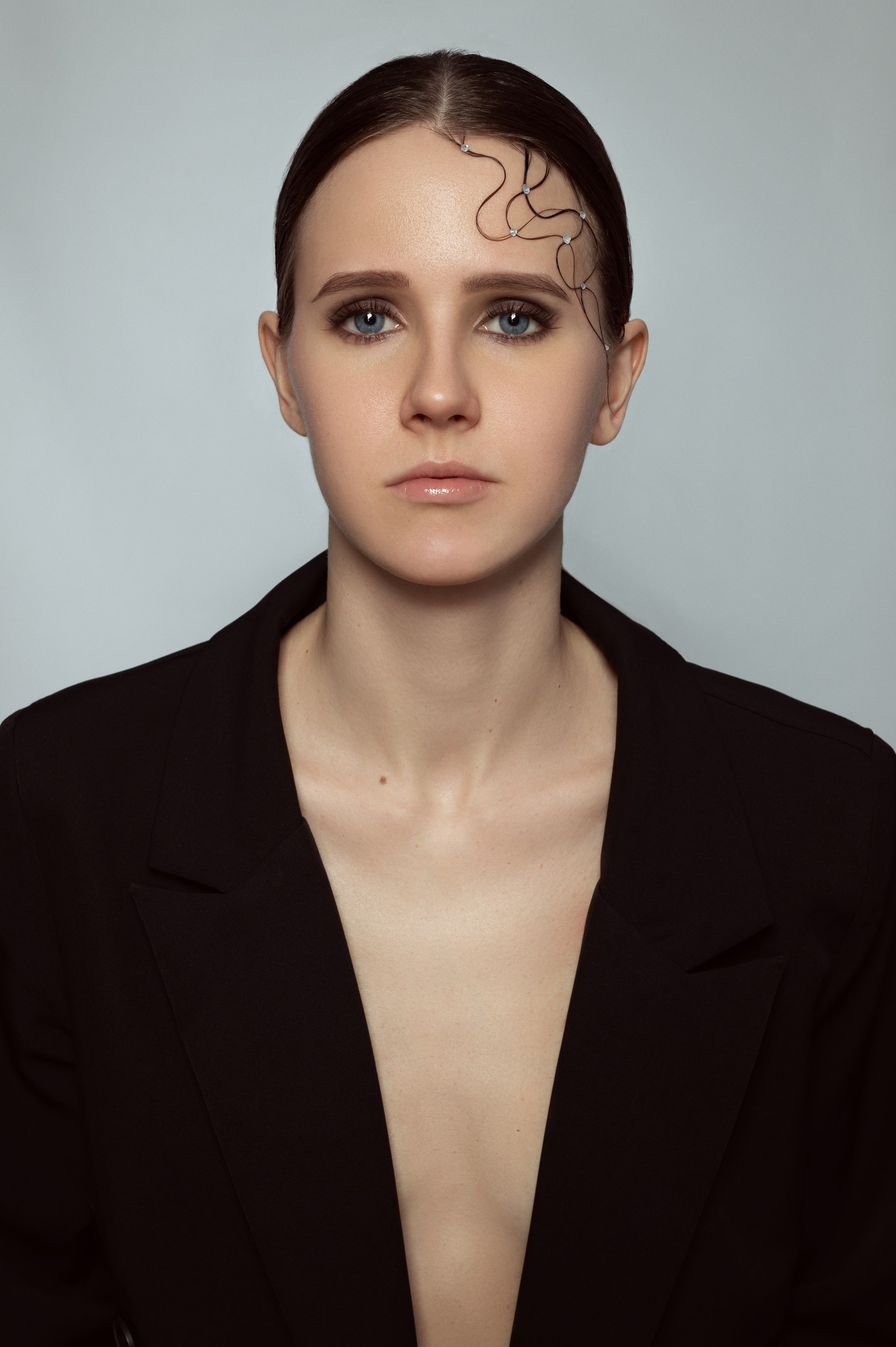 Модельное портфолио, девушка в черном пиджаке на голое тело, съемка для модельного агентства, модельные тесты