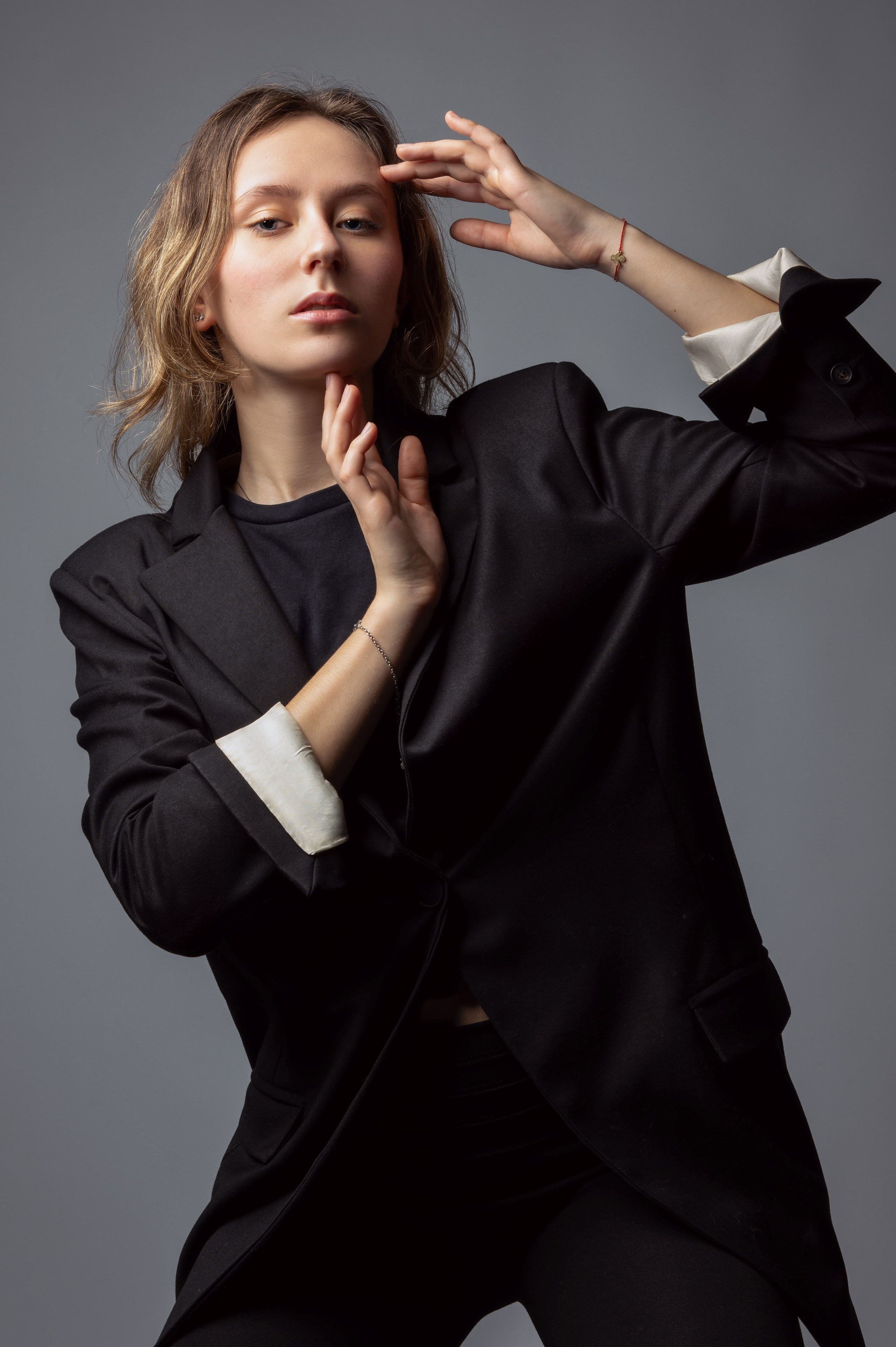 Девушка в черном пиджаке на сером фоне. . Модельные тесты