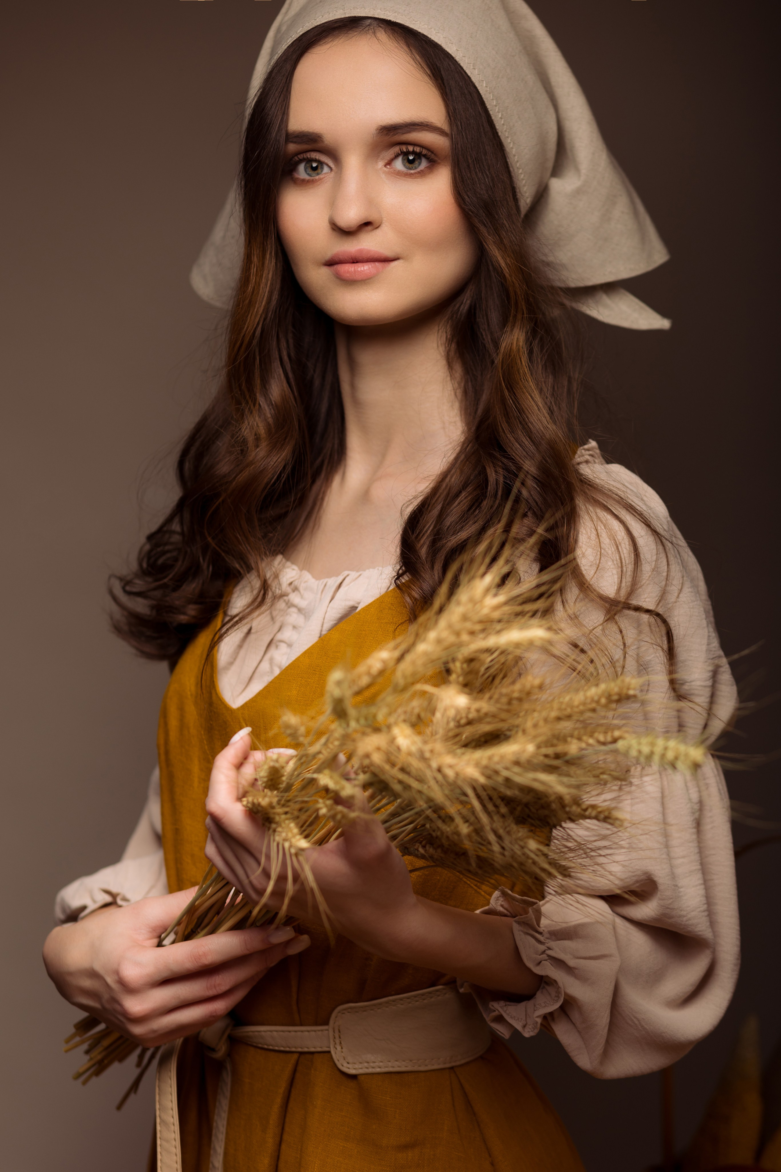 Портрет девушки которая держит в руках сноп колосьев