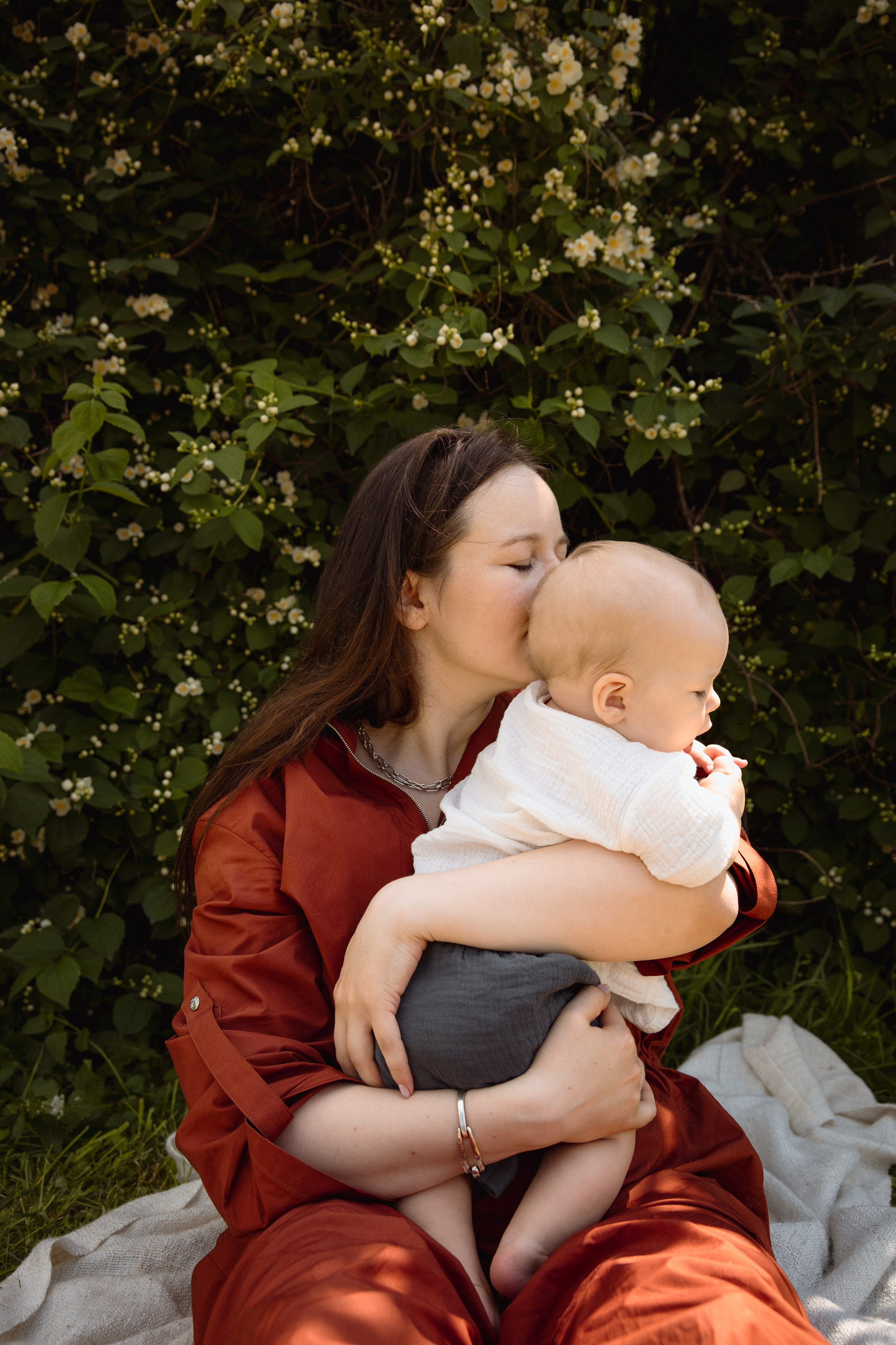 Настя с сыном у Alma-Mater. Ваш семейный newborn и lifestyle фотограф в СПБ Наталья Журавлева