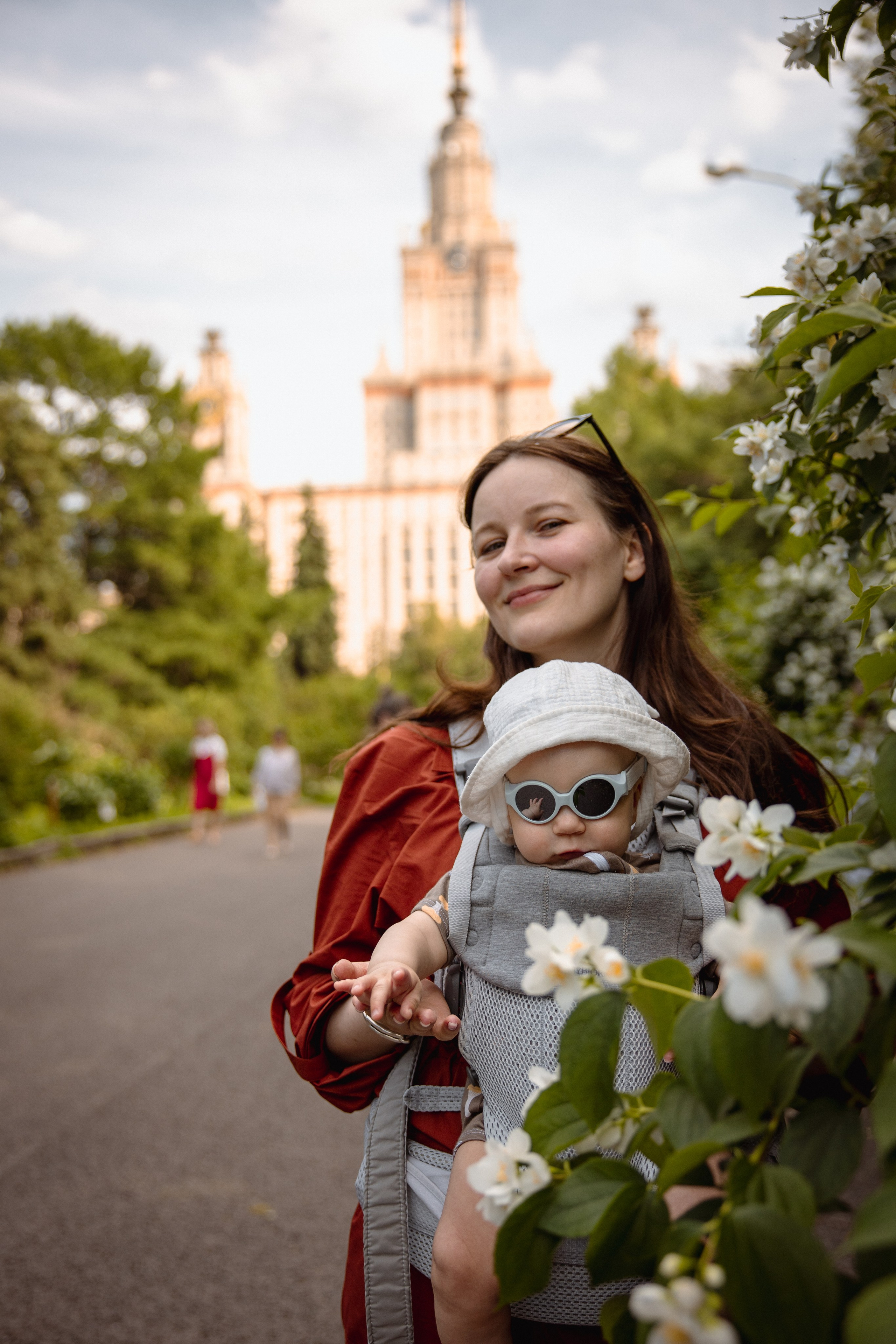 Настя с сыном у Alma-Mater. Ваш семейный newborn и lifestyle фотограф в СПБ Наталья Журавлева
