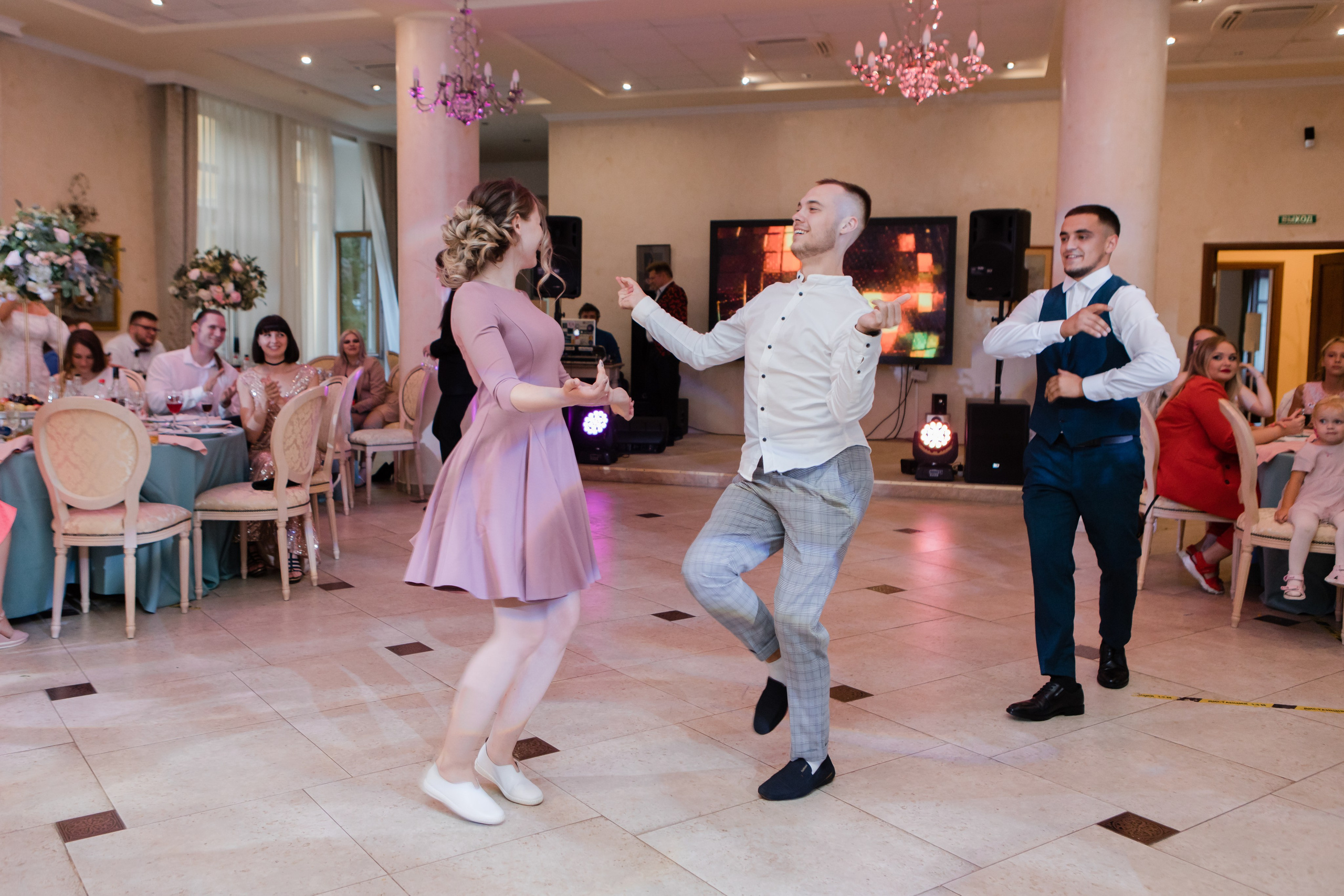 Свадебная фотосъемка Михаила и Ольги. День нашей свадьбы. Видеосъемка и фотосъемка свадеб. Фотограф и оператор на свадьбу. Видеосъемка подкастов, собственная видео-фотостудии. Предметная фотосъемка