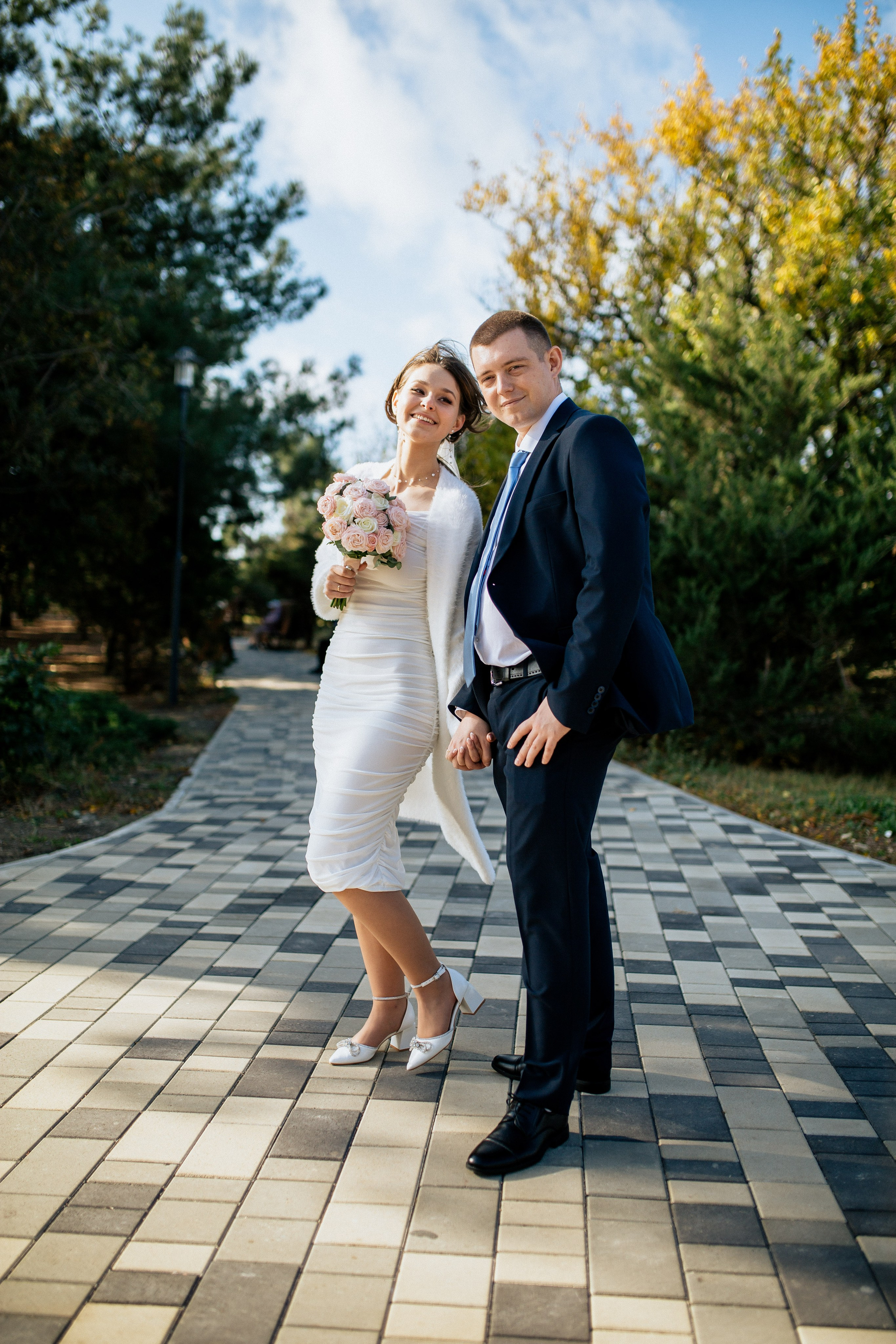 Жених и невеста позируют для фотографа в Ореховой Роще.